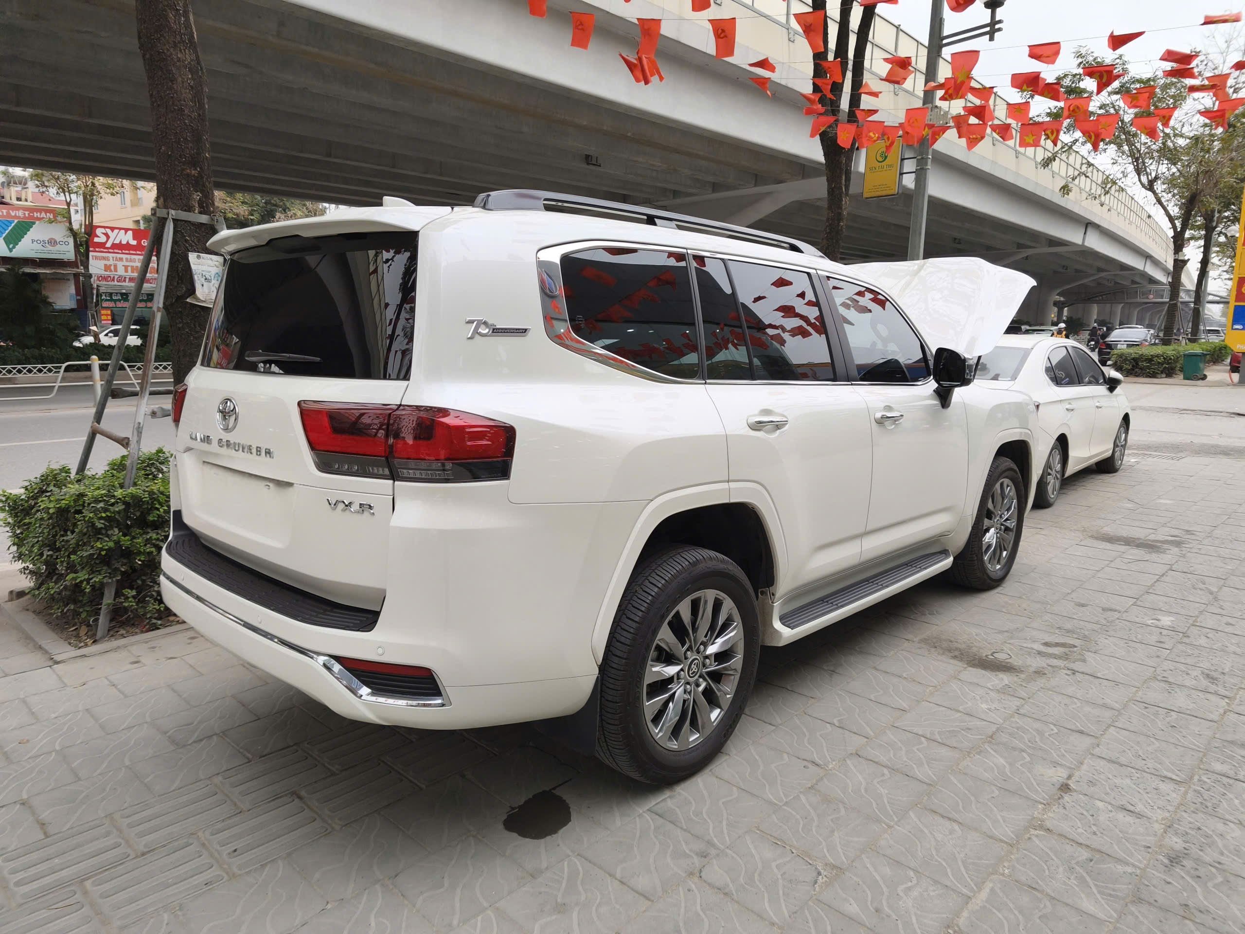 Toyota Land Cruiser LC300 Sản Xuất 2025 Xe Như Xe Mới đi hơn 1 Vạn Km xíu