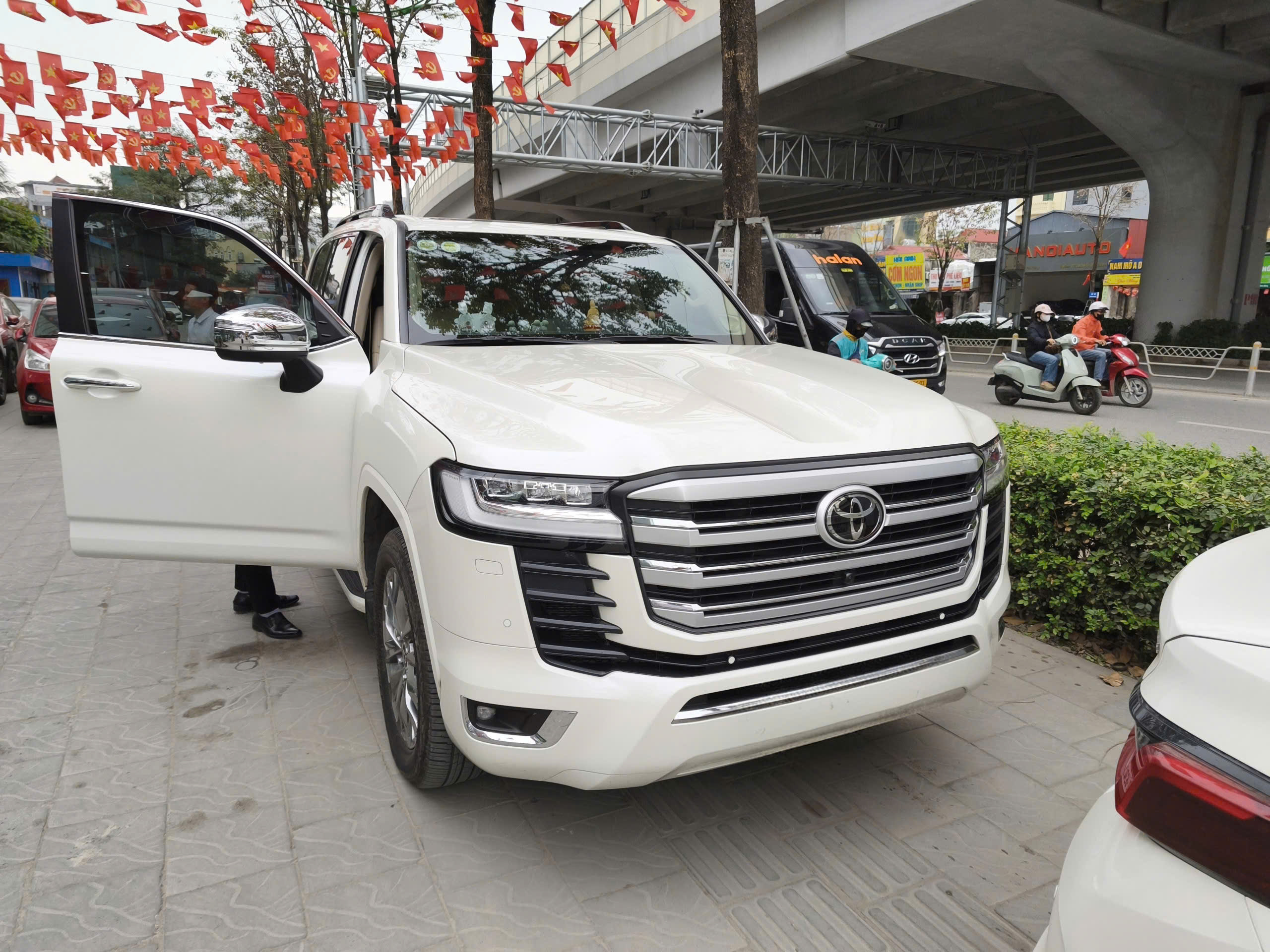 Toyota Land Cruiser LC300 Sản Xuất 2025 Xe Như Xe Mới đi hơn 1 Vạn Km xíu