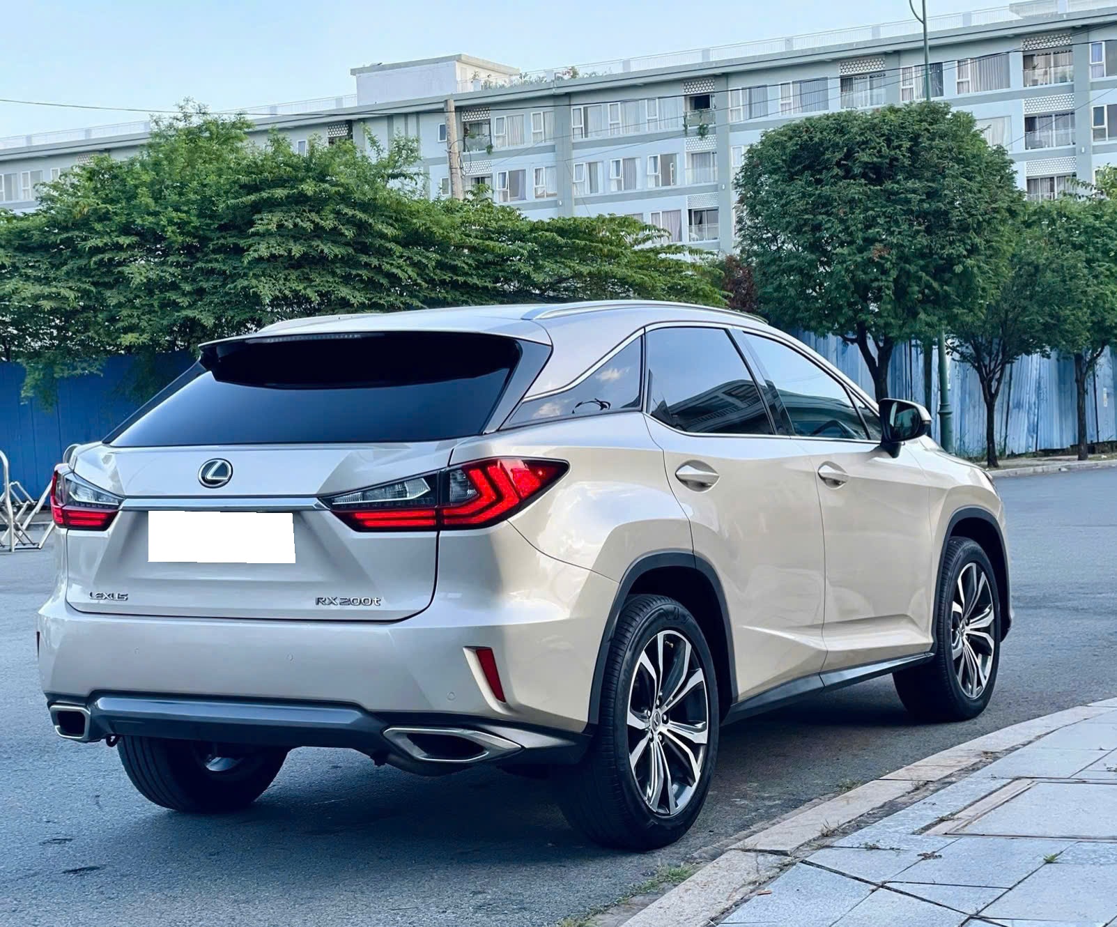 Cần bán xe Lexus RX 200T năm 2018, màu vàng, xe nhập