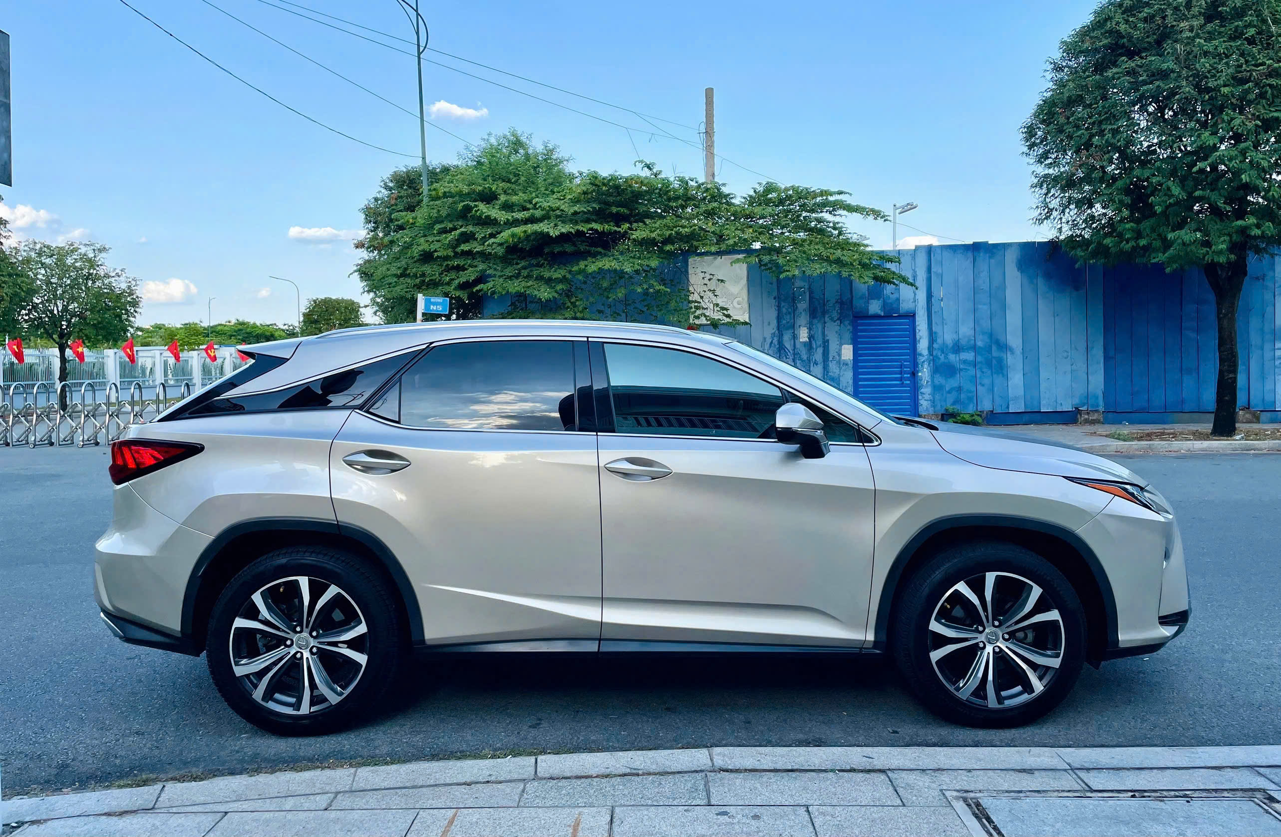 Cần bán xe Lexus RX 200T năm 2018, màu vàng, xe nhập