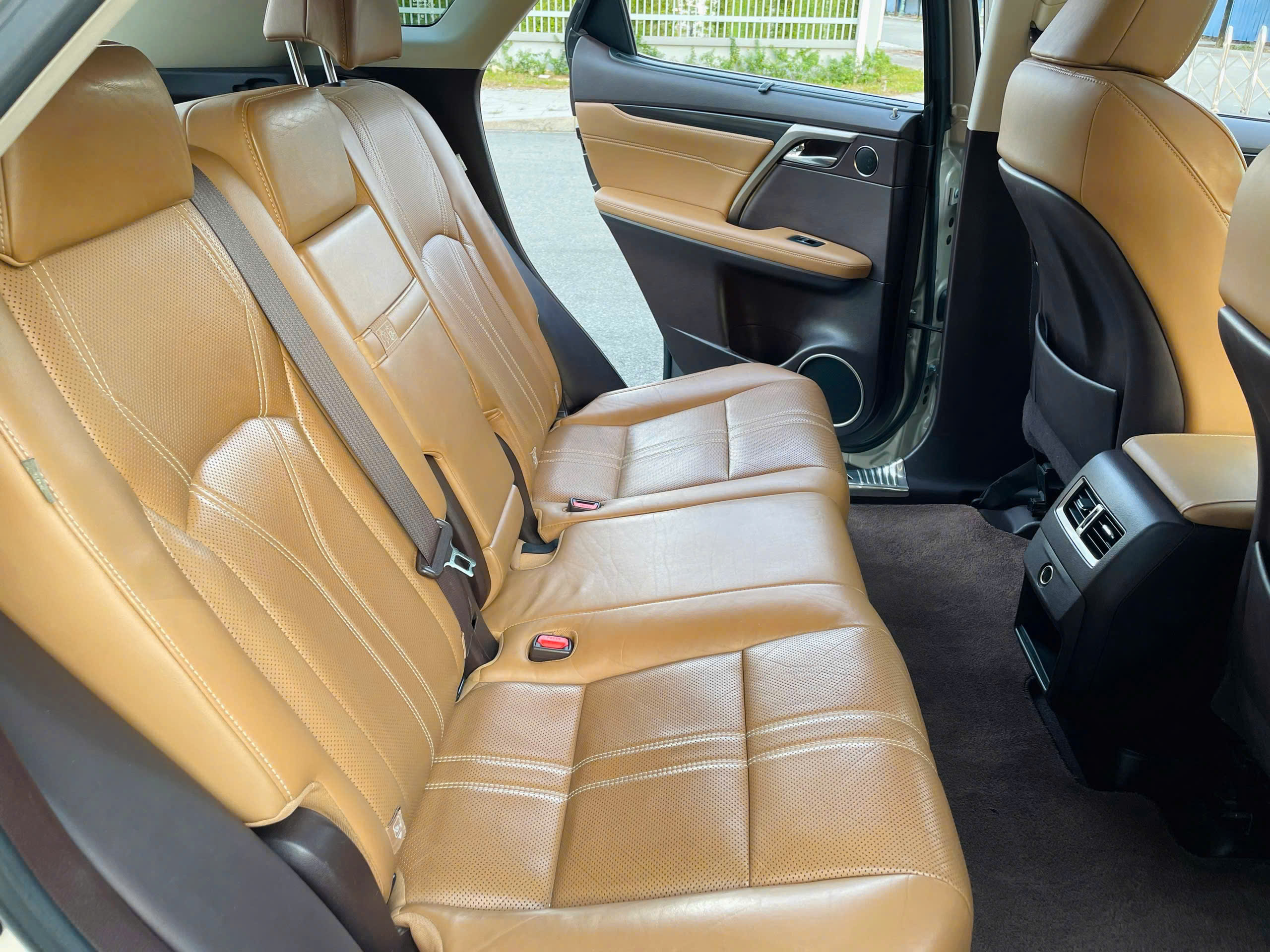 Cần bán xe Lexus RX 200T năm 2018, màu vàng, xe nhập