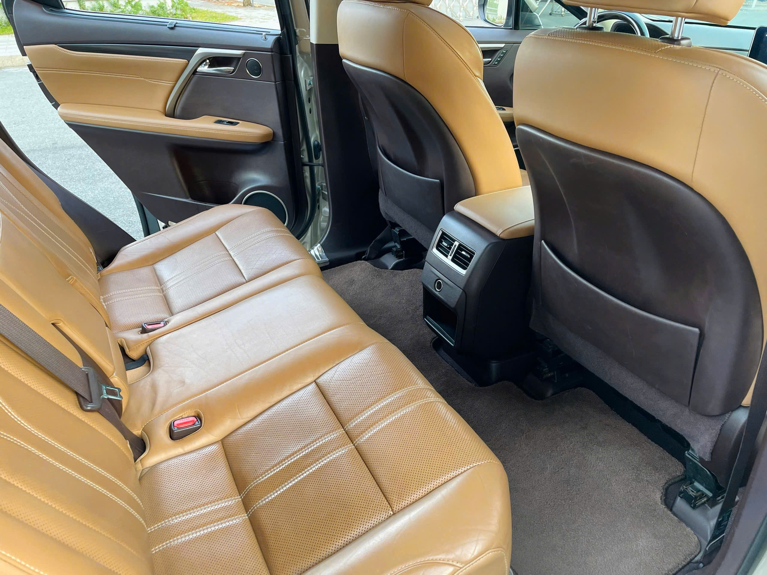 Cần bán xe Lexus RX 200T năm 2018, màu vàng, xe nhập