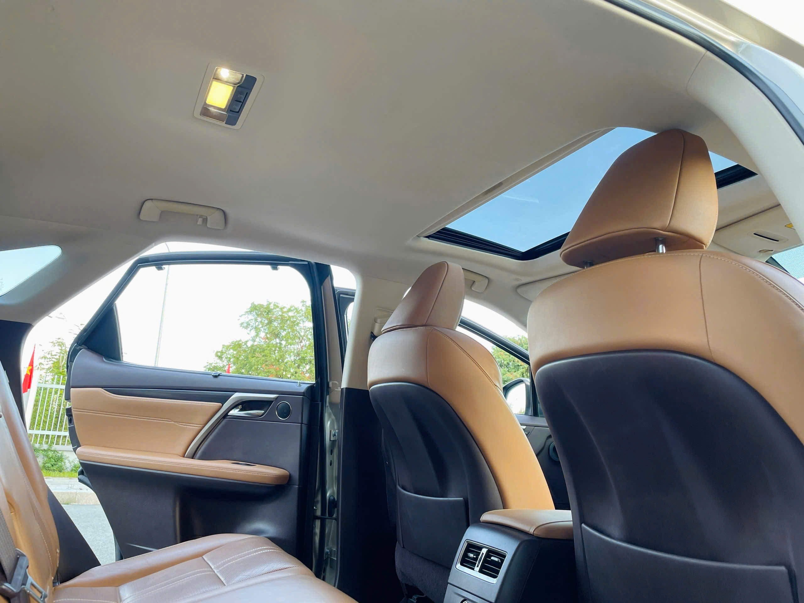 Cần bán xe Lexus RX 200T năm 2018, màu vàng, xe nhập