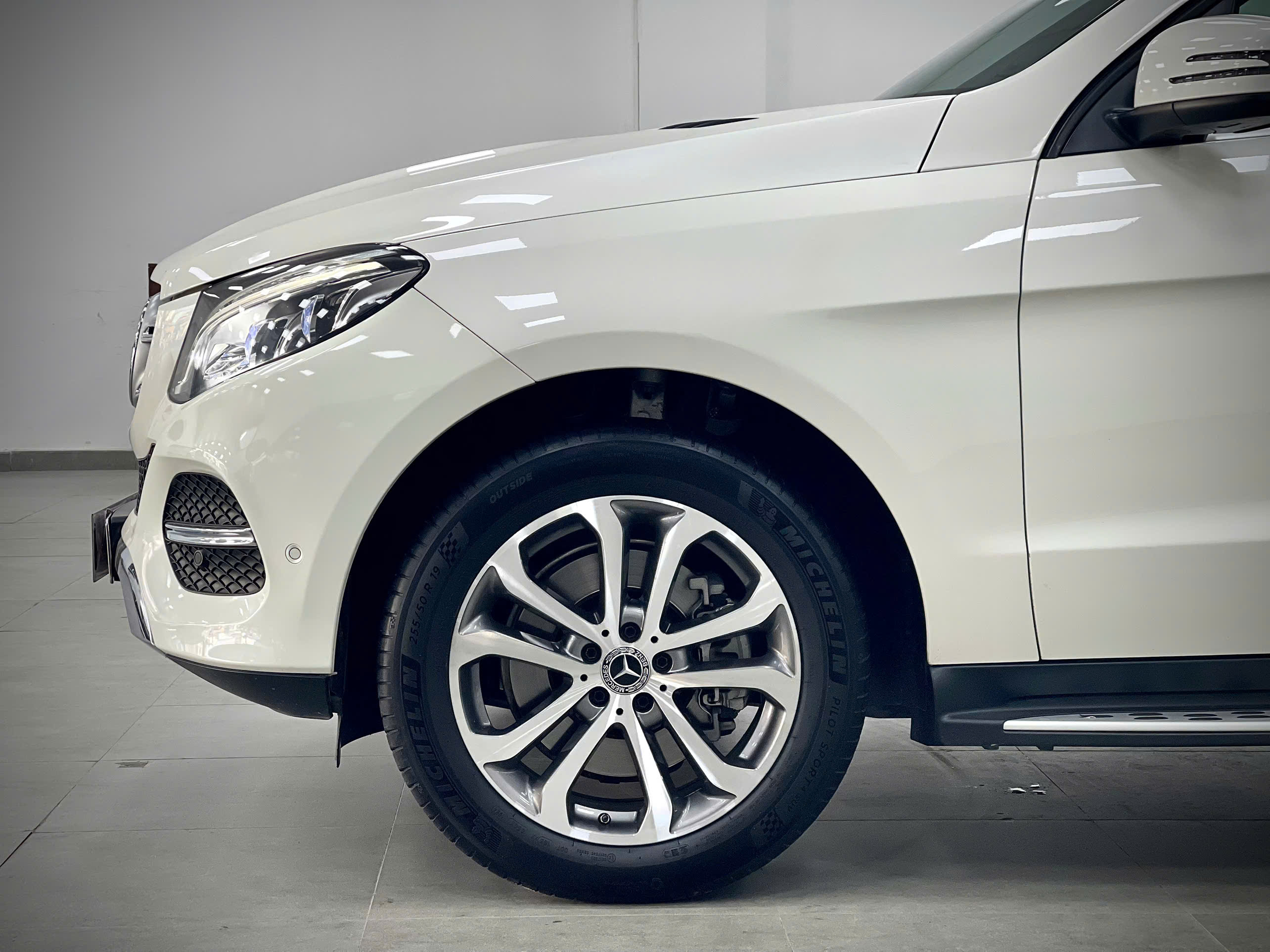 Cần bán Mercedes-Benz GLE-Class 400 4Matic năm sản xuất 2017, màu trắng, 1.099tỉ