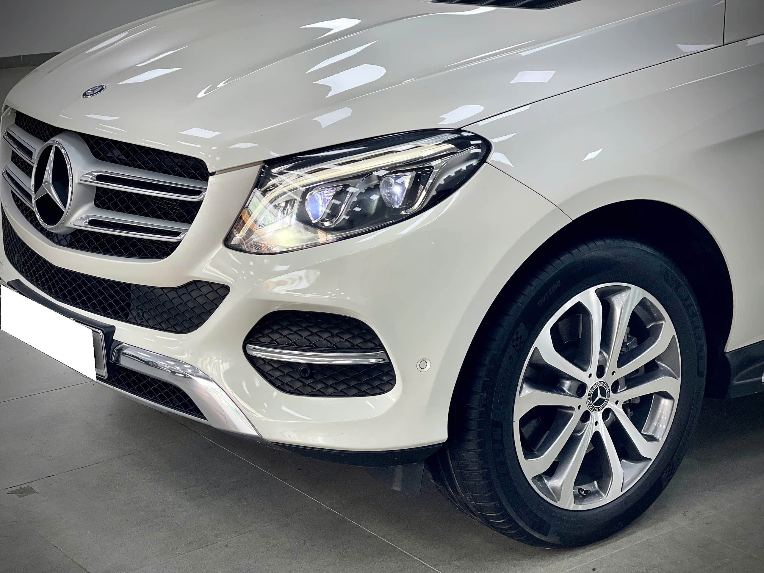 Cần bán Mercedes-Benz GLE-Class 400 4Matic năm sản xuất 2017, màu trắng, 1.099tỉ