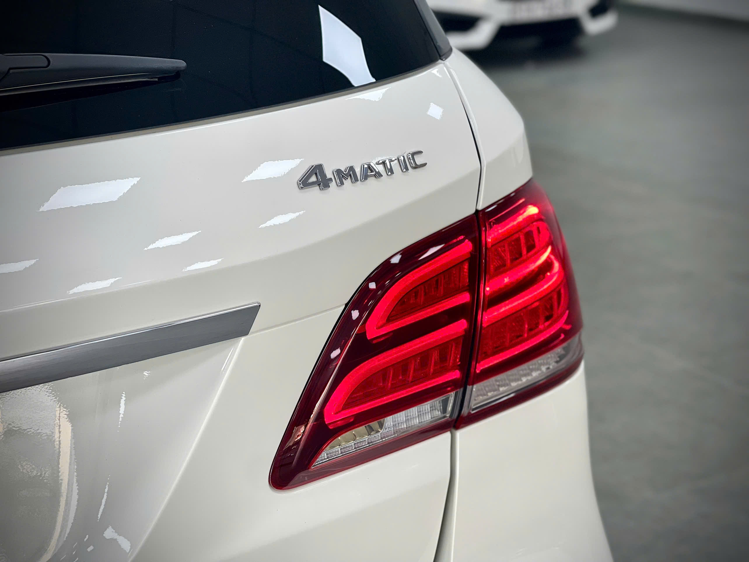 Cần bán Mercedes-Benz GLE-Class 400 4Matic năm sản xuất 2017, màu trắng, 1.099tỉ