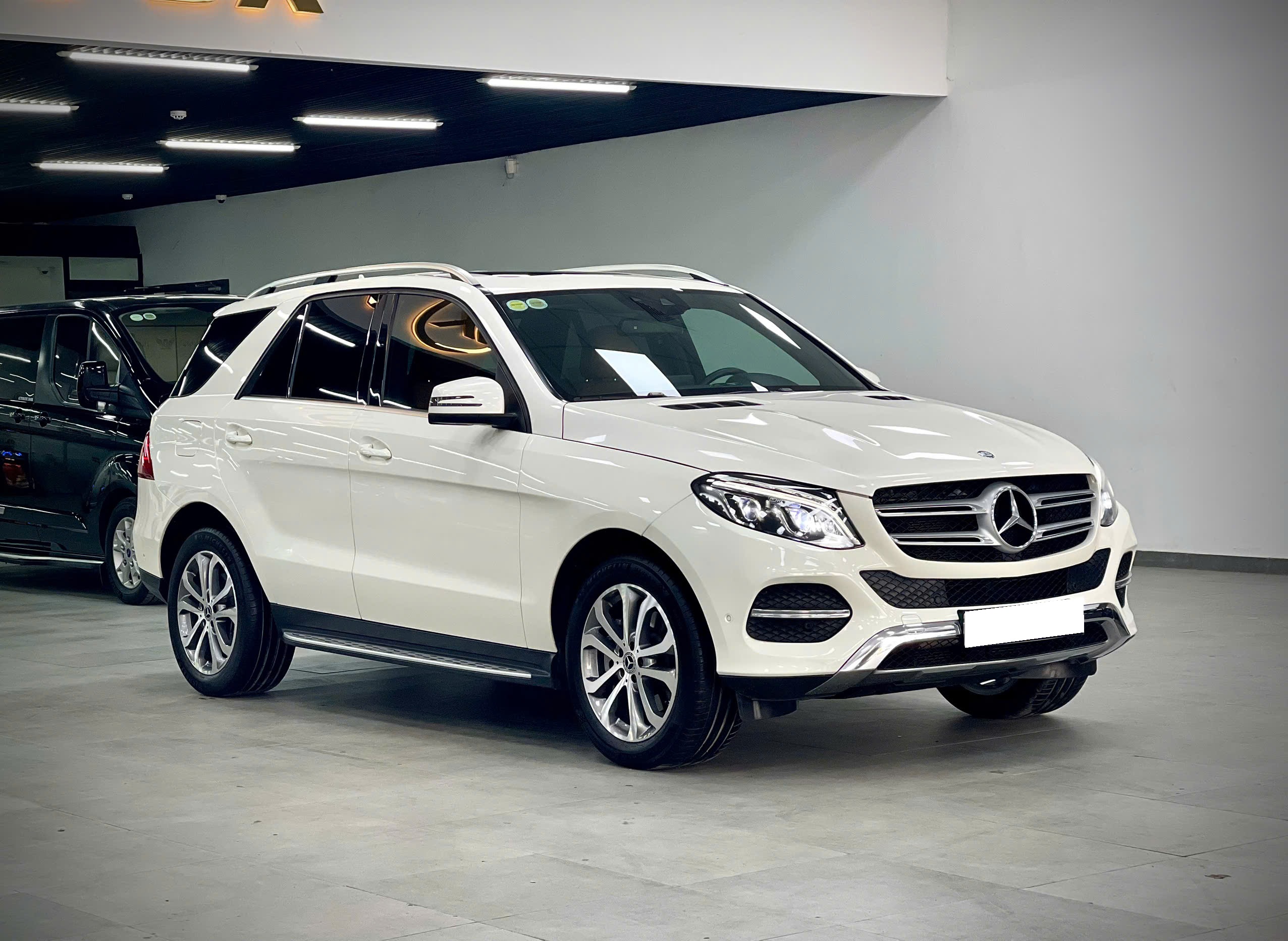 Cần bán Mercedes-Benz GLE-Class 400 4Matic năm sản xuất 2017, màu trắng, 1.099tỉ