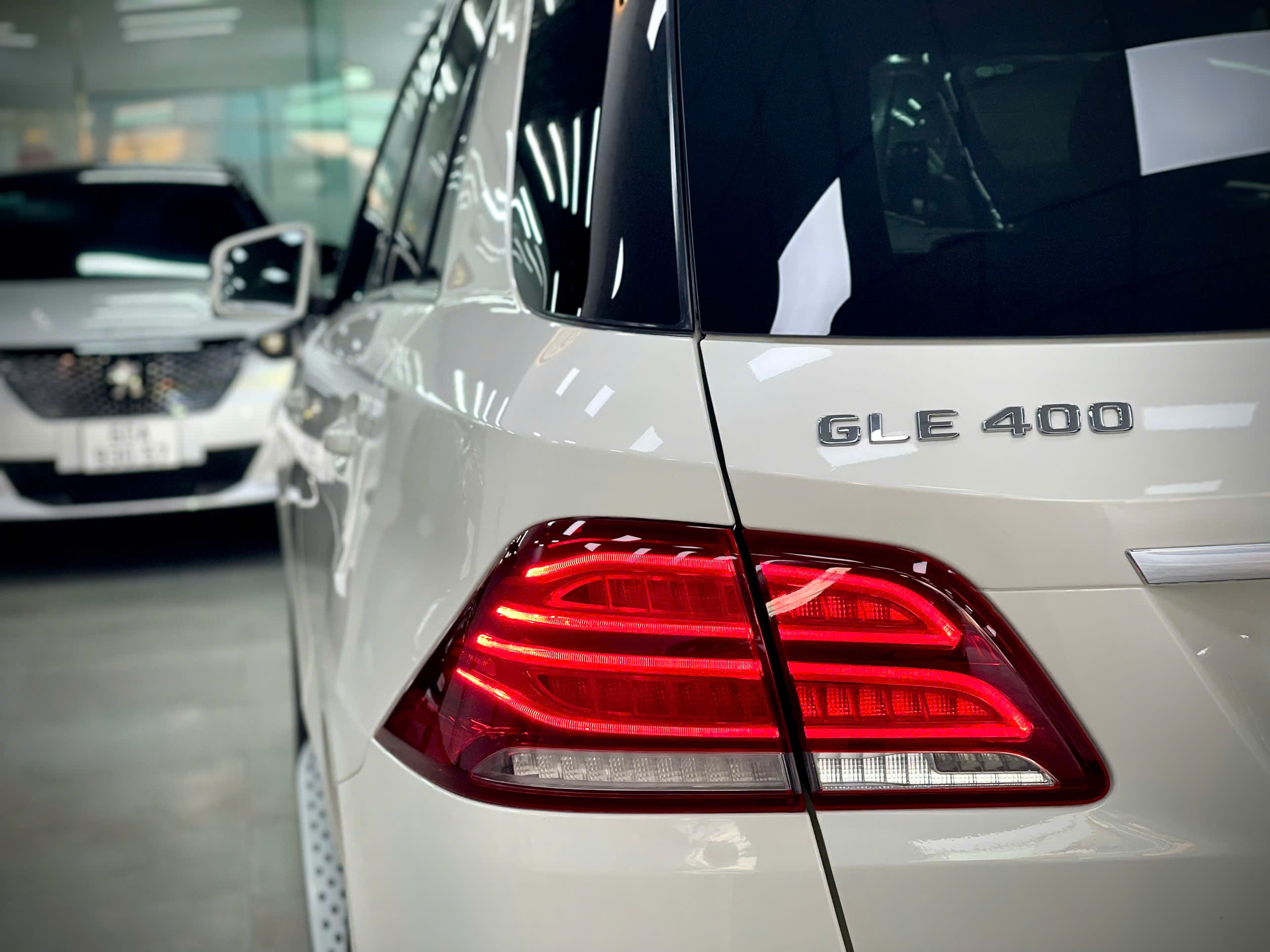 Cần bán Mercedes-Benz GLE-Class 400 4Matic năm sản xuất 2017, màu trắng, 1.099tỉ