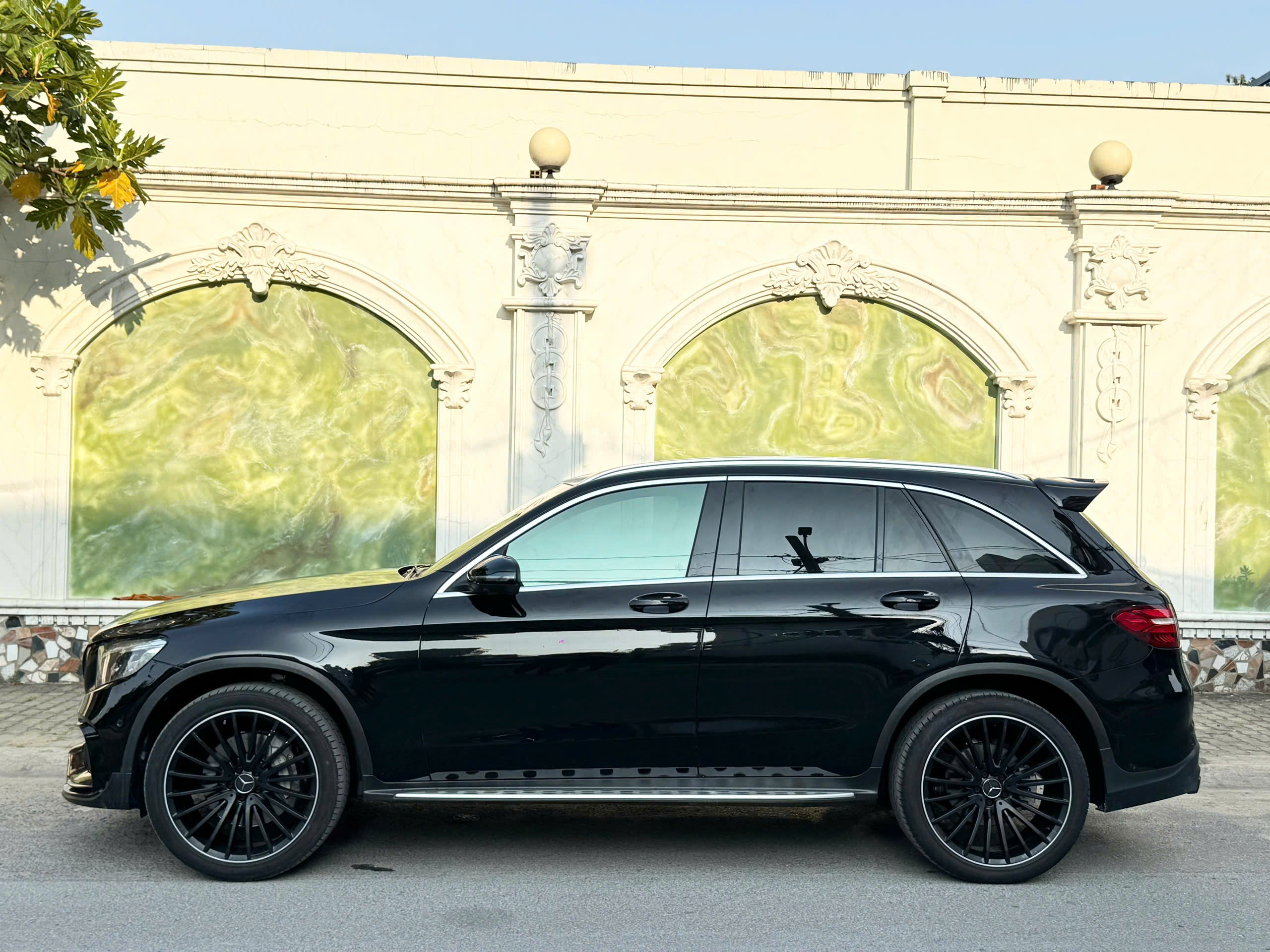 Cần bán xe Mercedes-Benz GLC-Class 300 4Matic năm 2018, màu đen