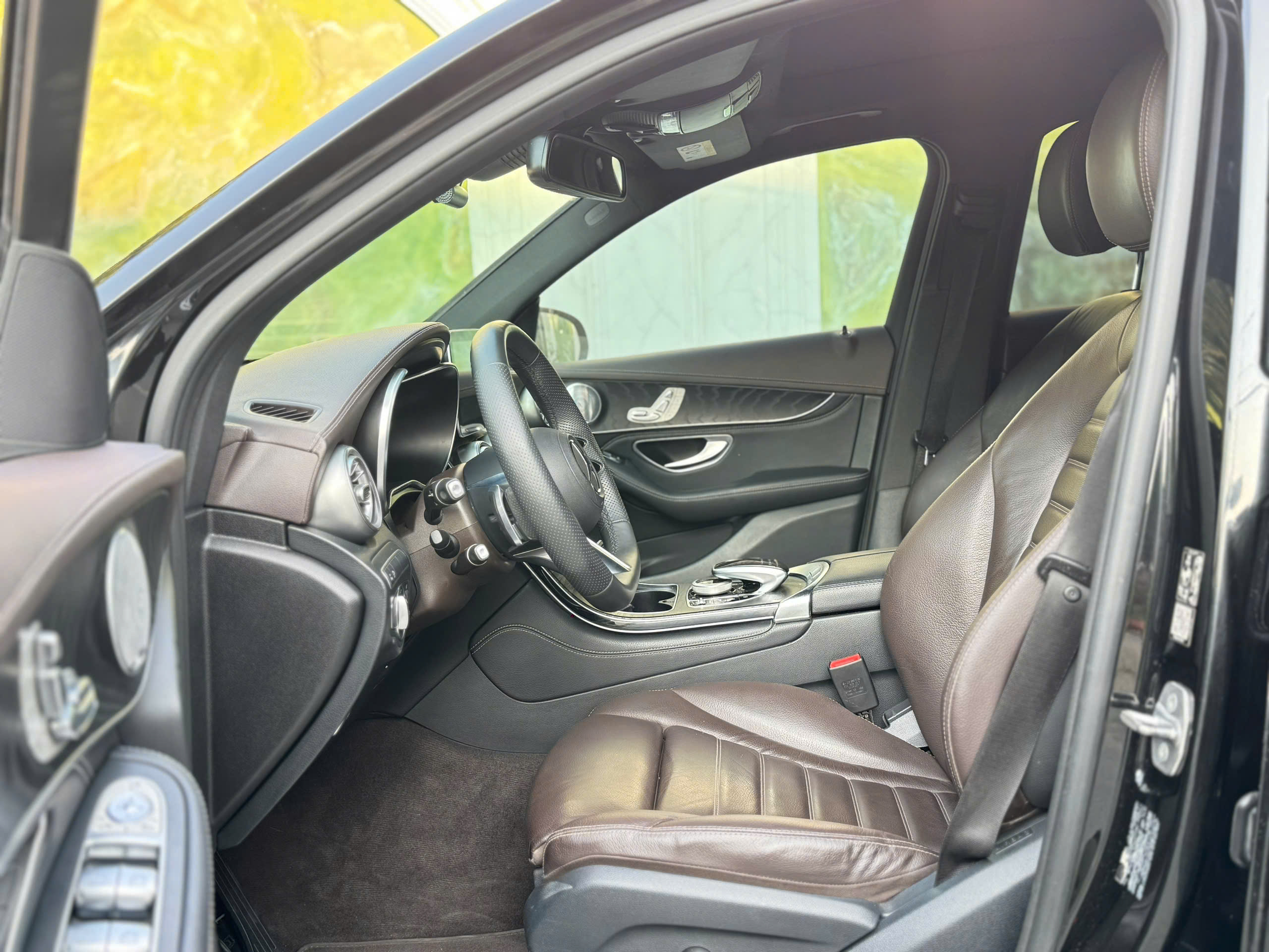 Cần bán xe Mercedes-Benz GLC-Class 300 4Matic năm 2018, màu đen