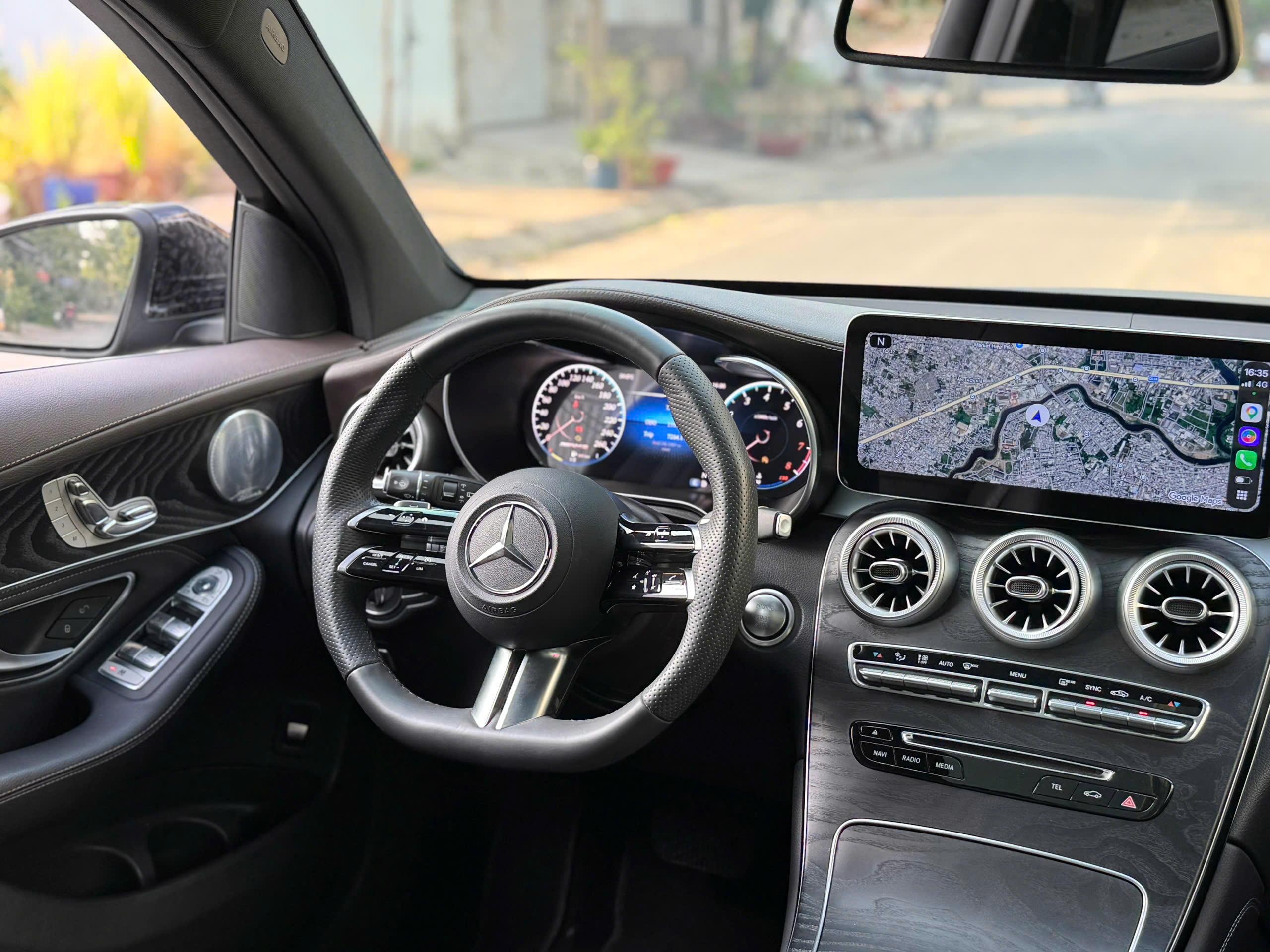 Cần bán xe Mercedes-Benz GLC-Class 300 4Matic năm 2018, màu đen