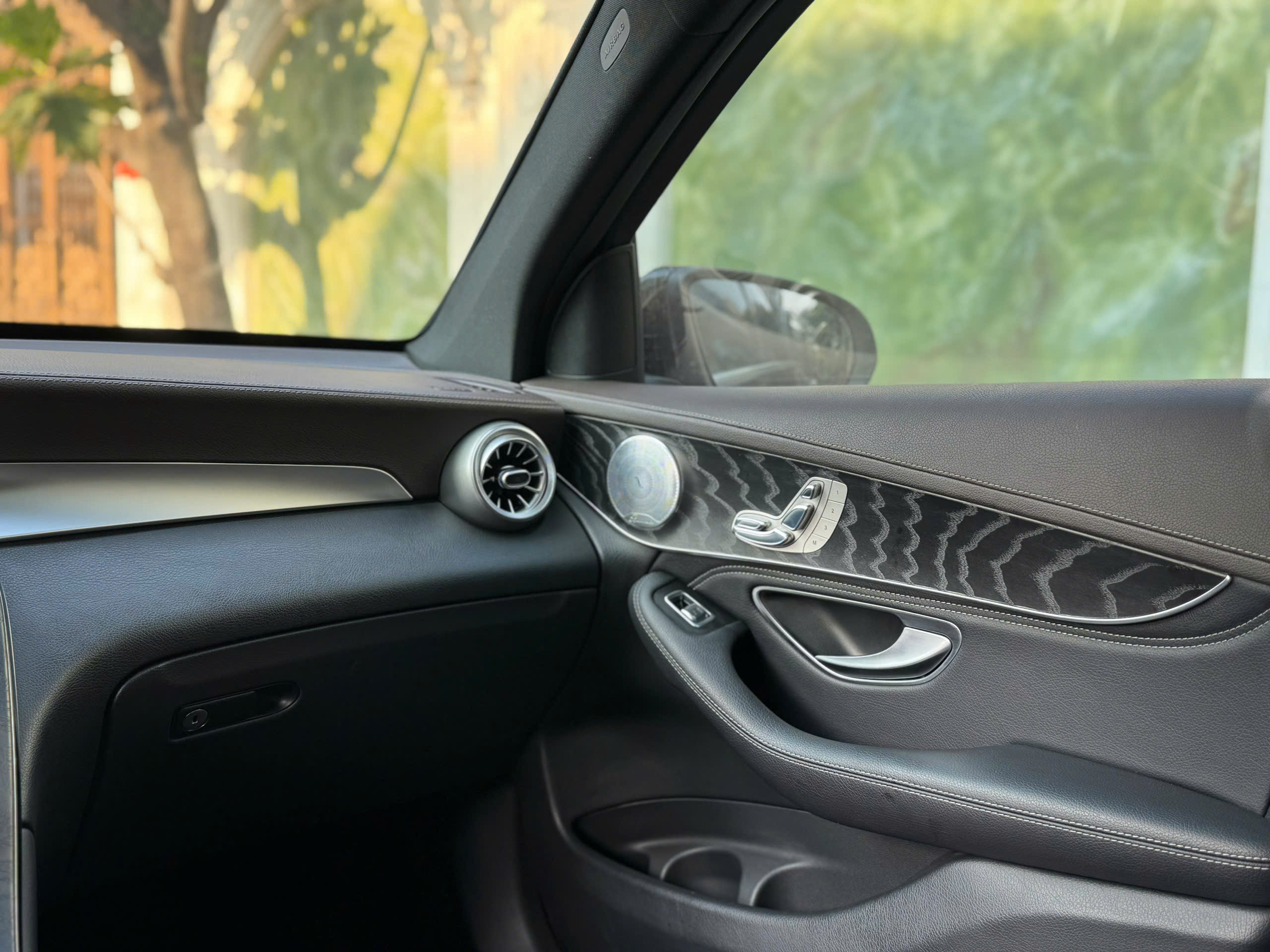 Cần bán xe Mercedes-Benz GLC-Class 300 4Matic năm 2018, màu đen