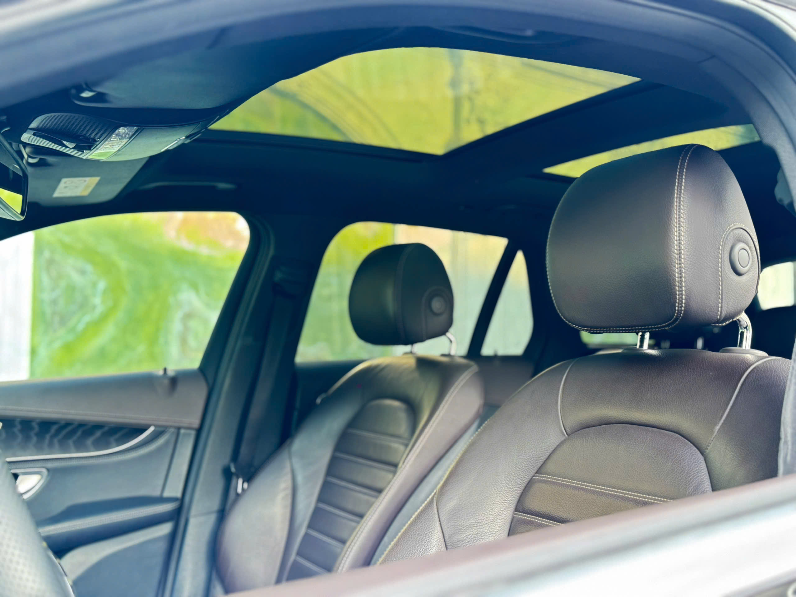 Cần bán xe Mercedes-Benz GLC-Class 300 4Matic năm 2018, màu đen