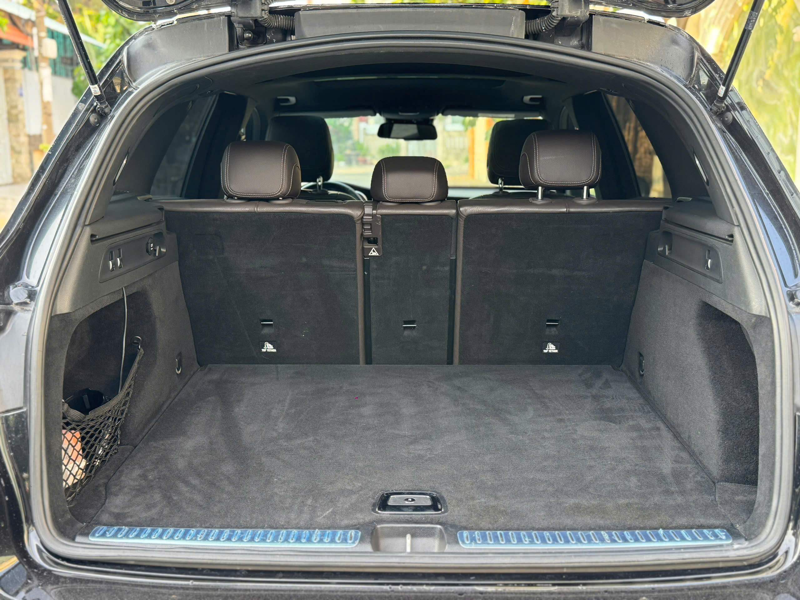 Cần bán xe Mercedes-Benz GLC-Class 300 4Matic năm 2018, màu đen