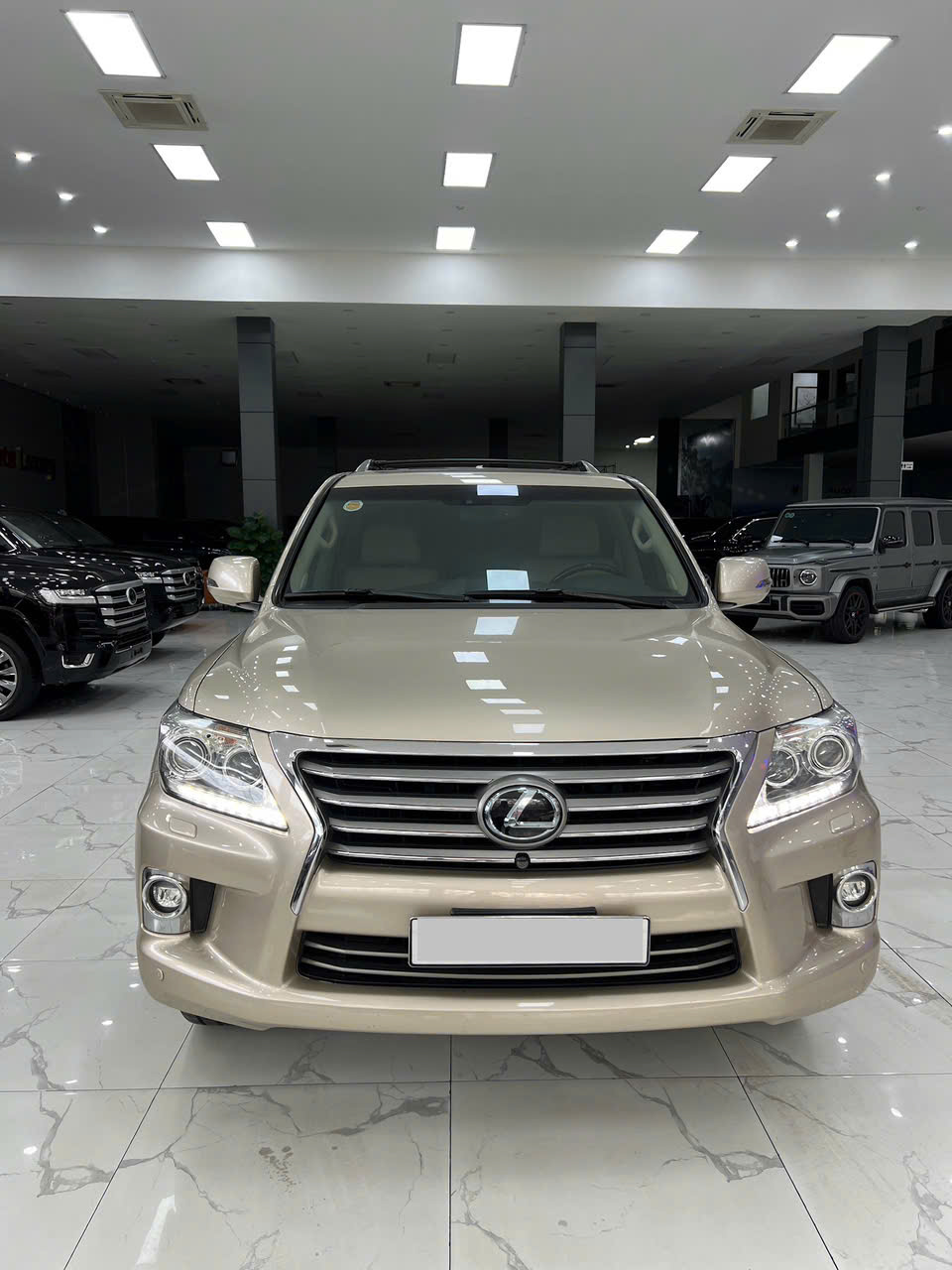 Bán xe Lexus LX 570  sản xuất năm 2014, màu vàng, nhập khẩu USA