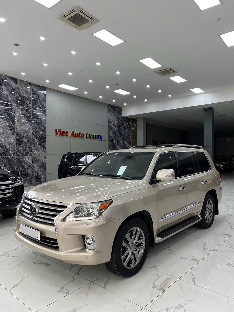 Bán xe Lexus LX 570  sản xuất năm 2014, màu vàng, nhập khẩu USA