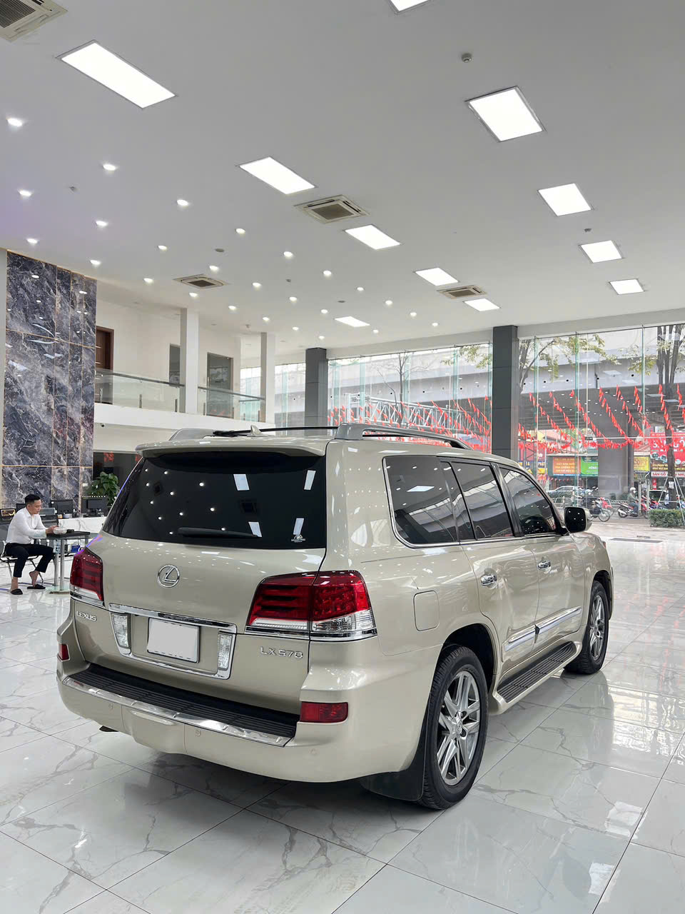 Bán xe Lexus LX 570  sản xuất năm 2014, màu vàng, nhập khẩu USA