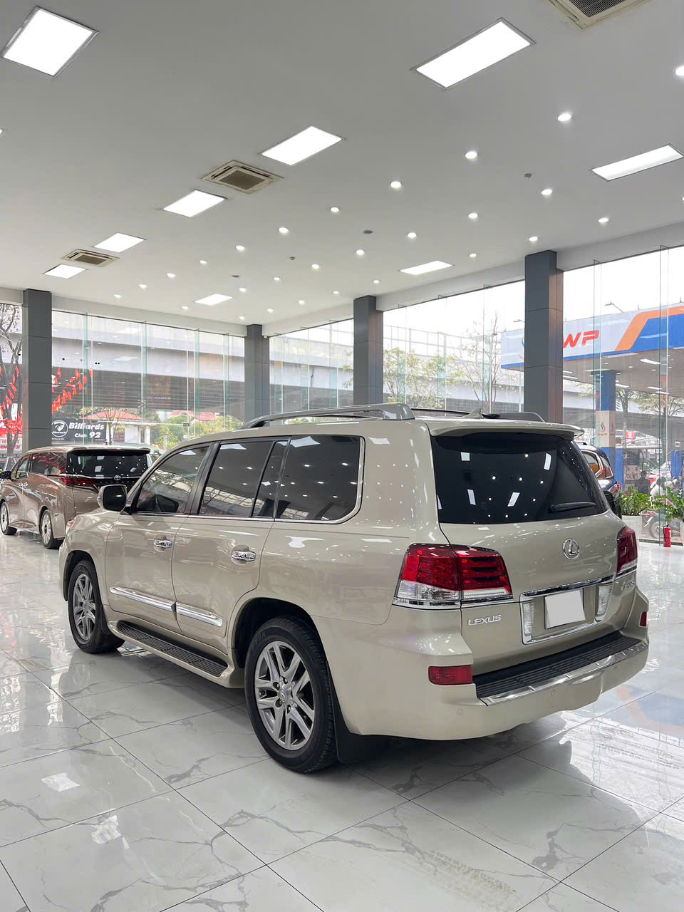 Bán xe Lexus LX 570  sản xuất năm 2014, màu vàng, nhập khẩu USA