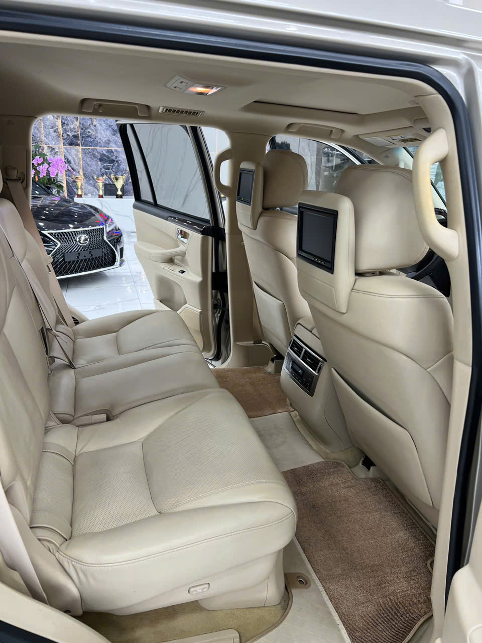 Bán xe Lexus LX 570  sản xuất năm 2014, màu vàng, nhập khẩu USA