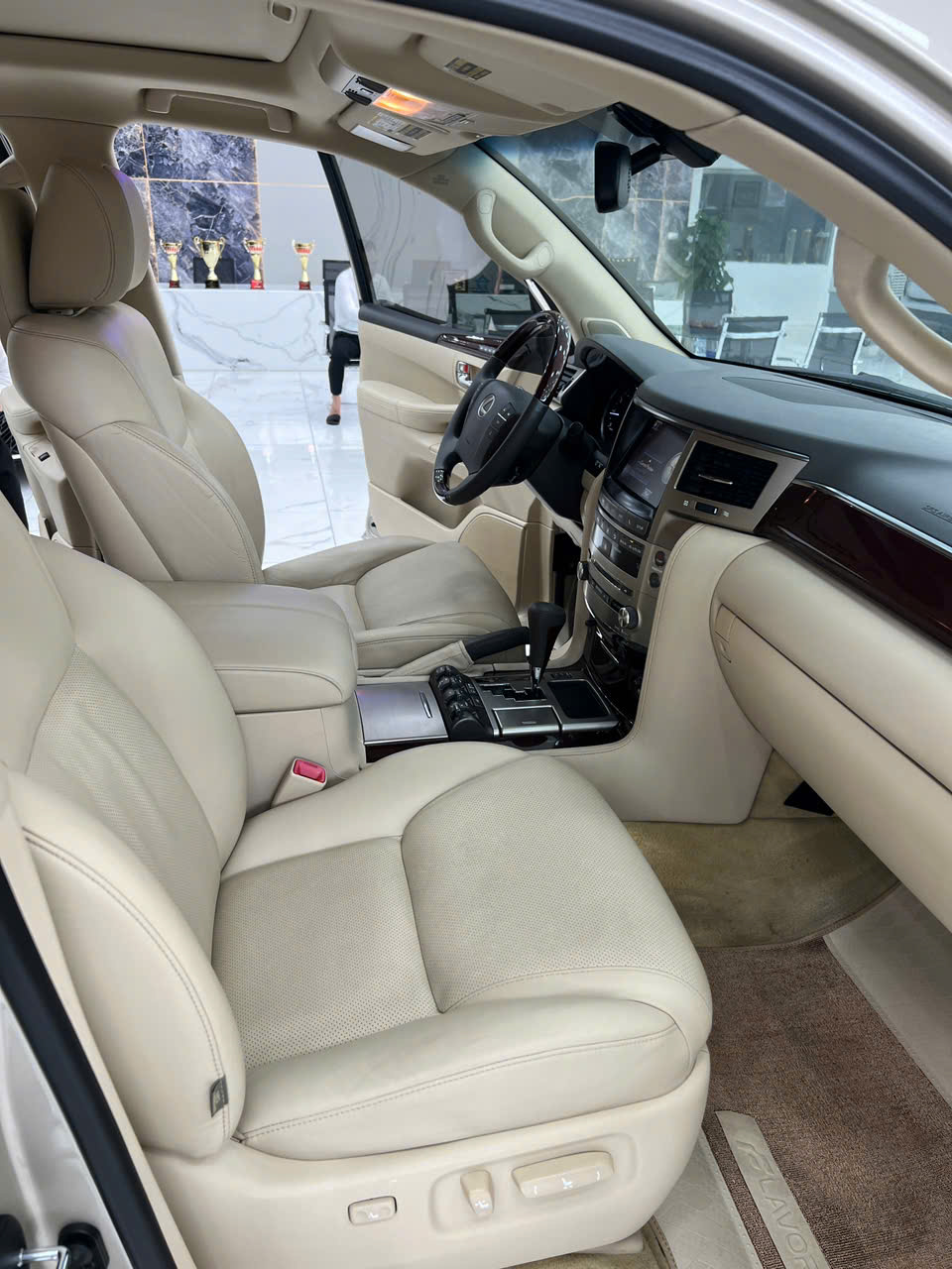 Bán xe Lexus LX 570  sản xuất năm 2014, màu vàng, nhập khẩu USA