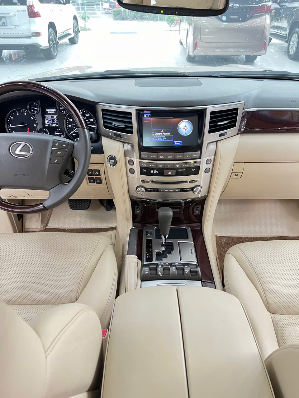 Bán xe Lexus LX 570  sản xuất năm 2014, màu vàng, nhập khẩu USA