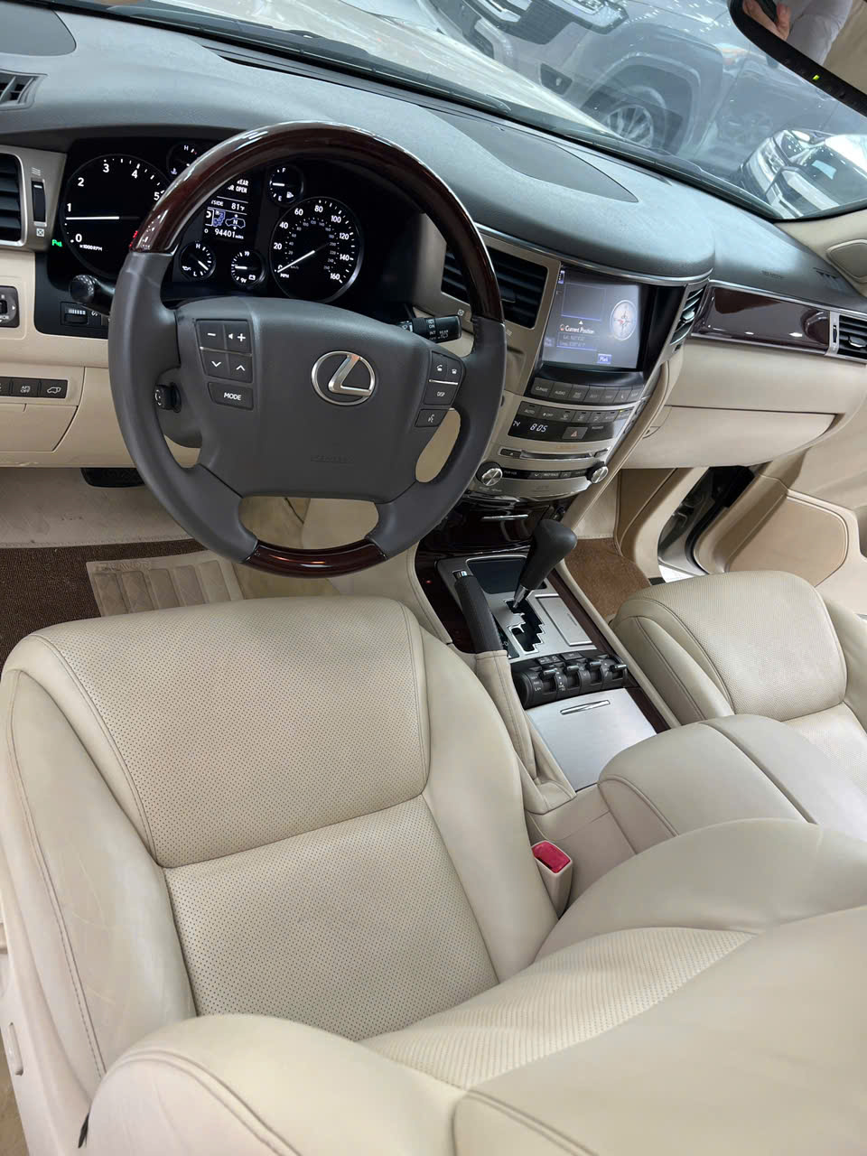 Bán xe Lexus LX 570  sản xuất năm 2014, màu vàng, nhập khẩu USA