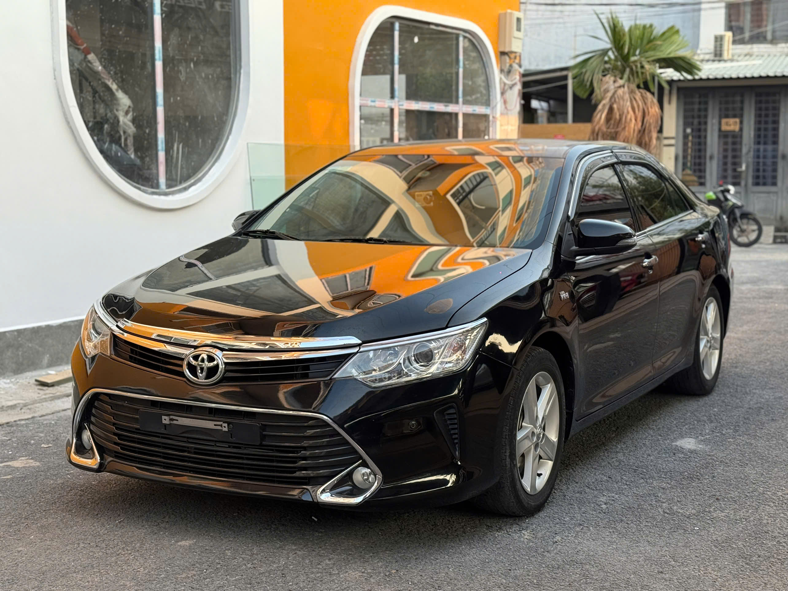 Bán Toyota Camry 2.5Q sản xuất 2018, màu đen, 610 triệu