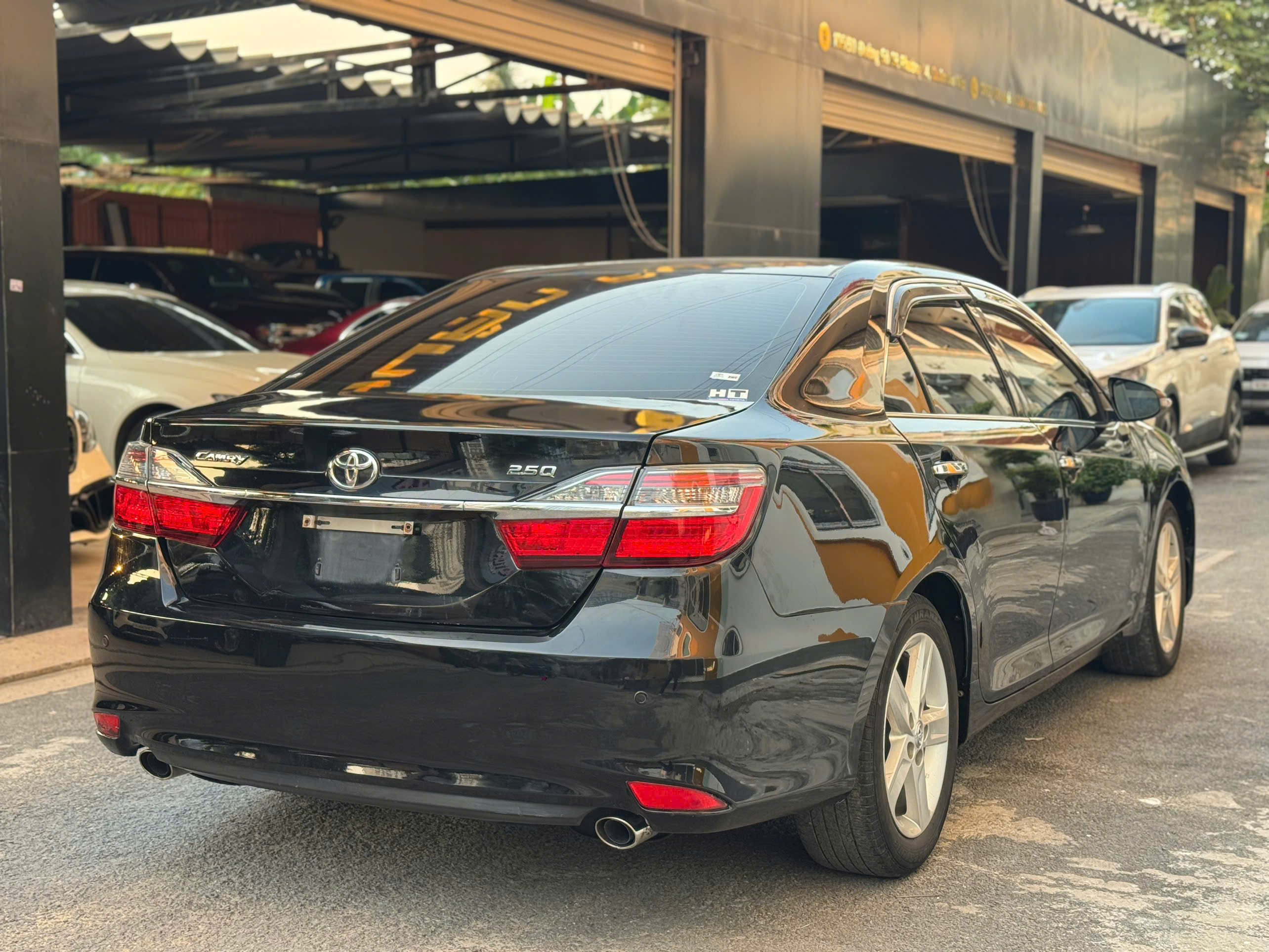 Bán Toyota Camry 2.5Q sản xuất 2018, màu đen, 610 triệu