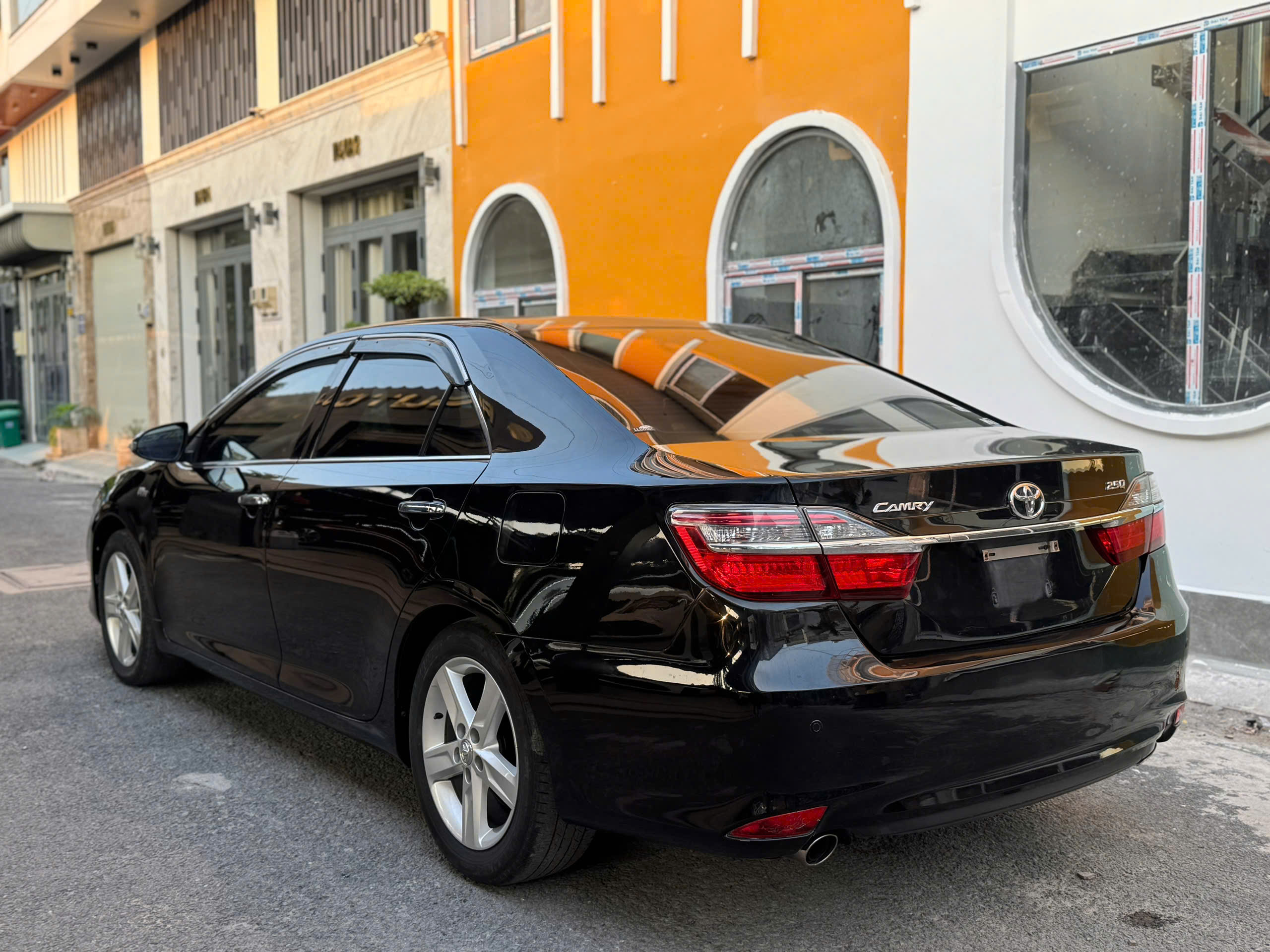 Bán Toyota Camry 2.5Q sản xuất 2018, màu đen, 610 triệu