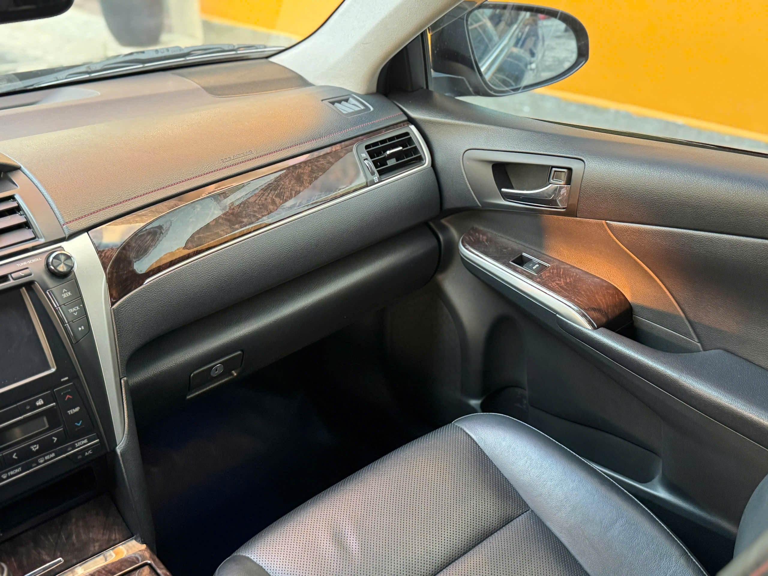 Bán Toyota Camry 2.5Q sản xuất 2018, màu đen, 610 triệu