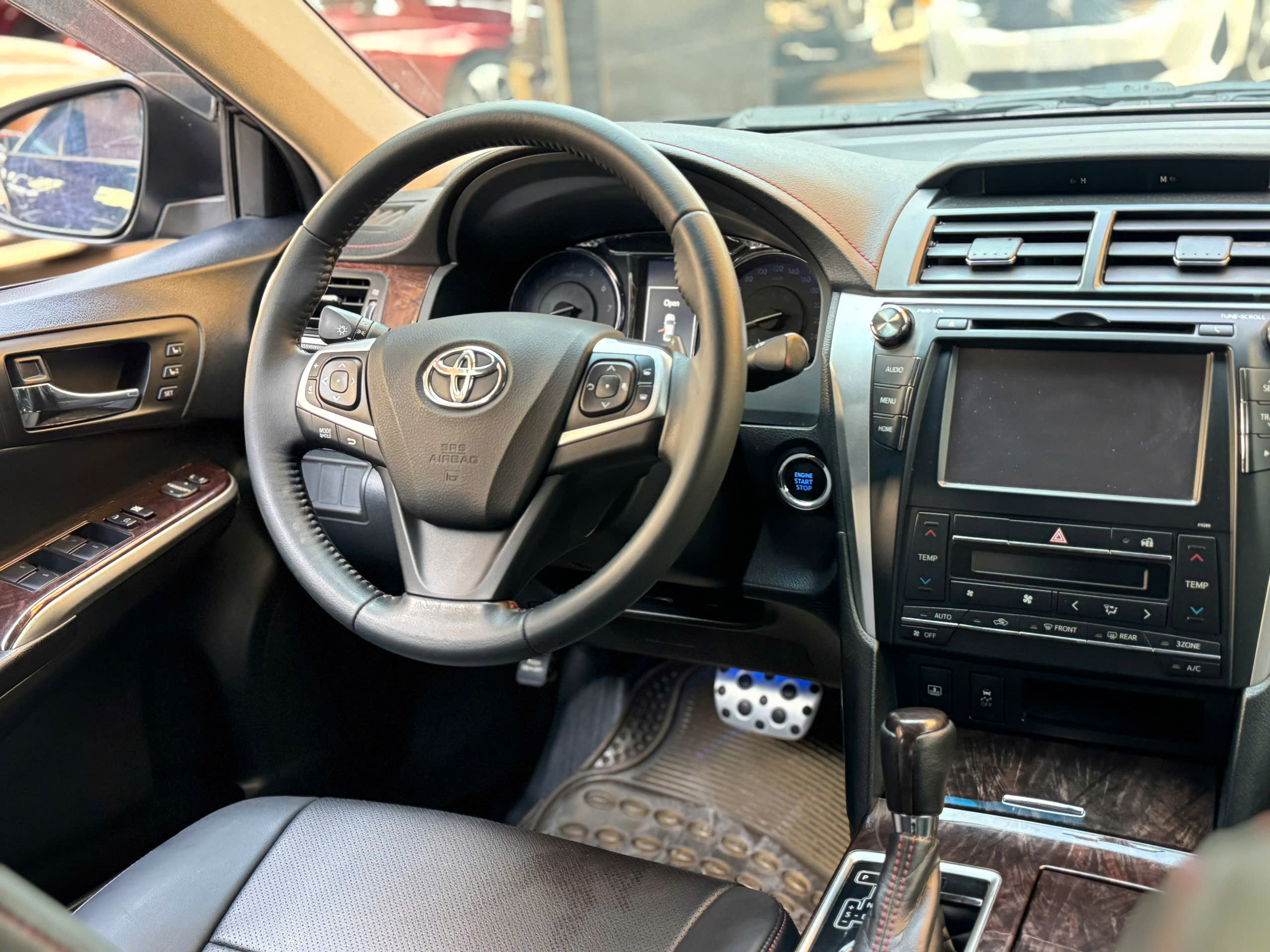 Bán Toyota Camry 2.5Q sản xuất 2018, màu đen, 610 triệu