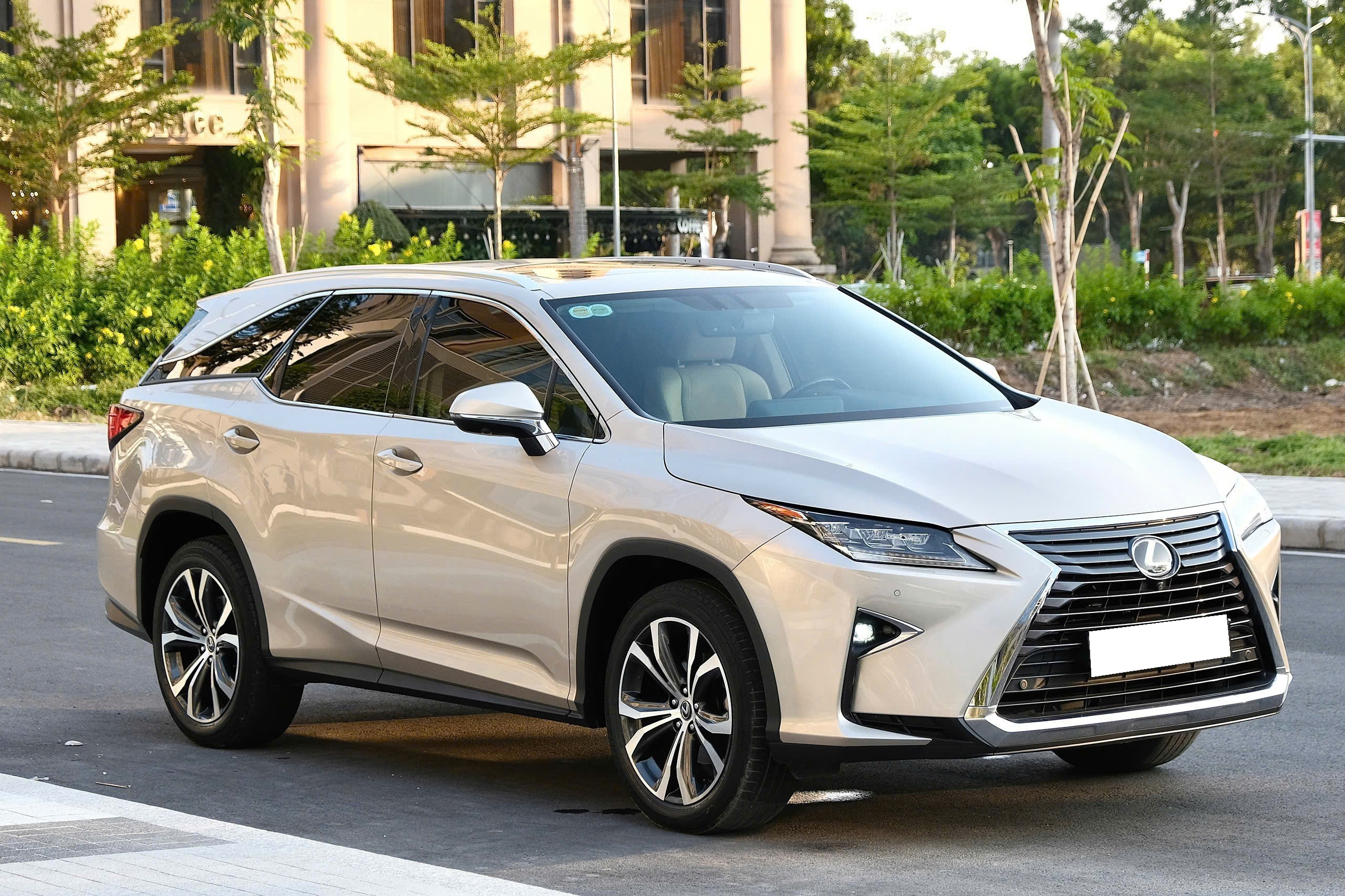 Bán Lexus RX 350L sản xuất 2019, màu vàng, xe nhập, 2.699 tỉ