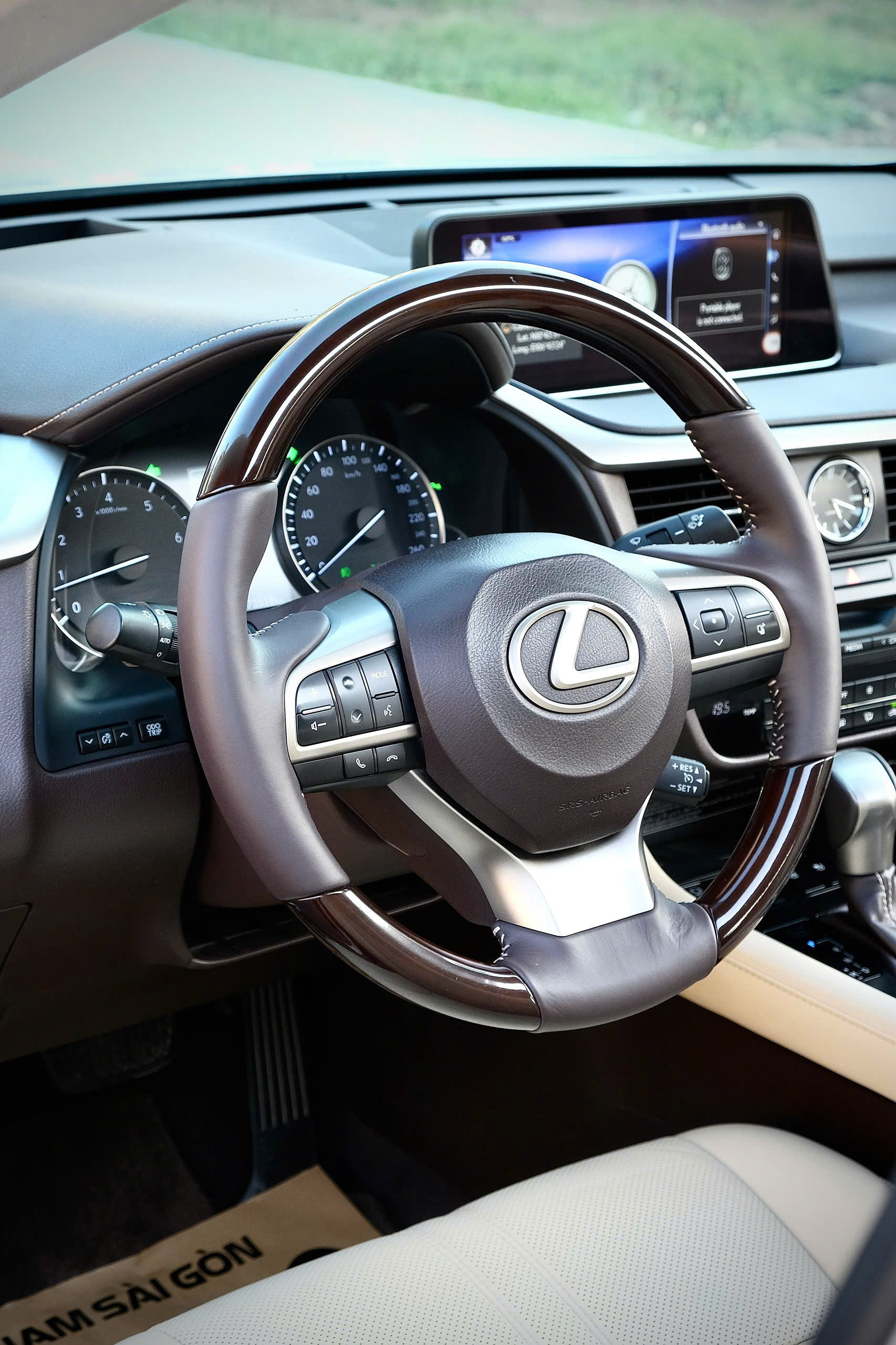 Bán Lexus RX 350L sản xuất 2019, màu vàng, xe nhập, 2.699 tỉ