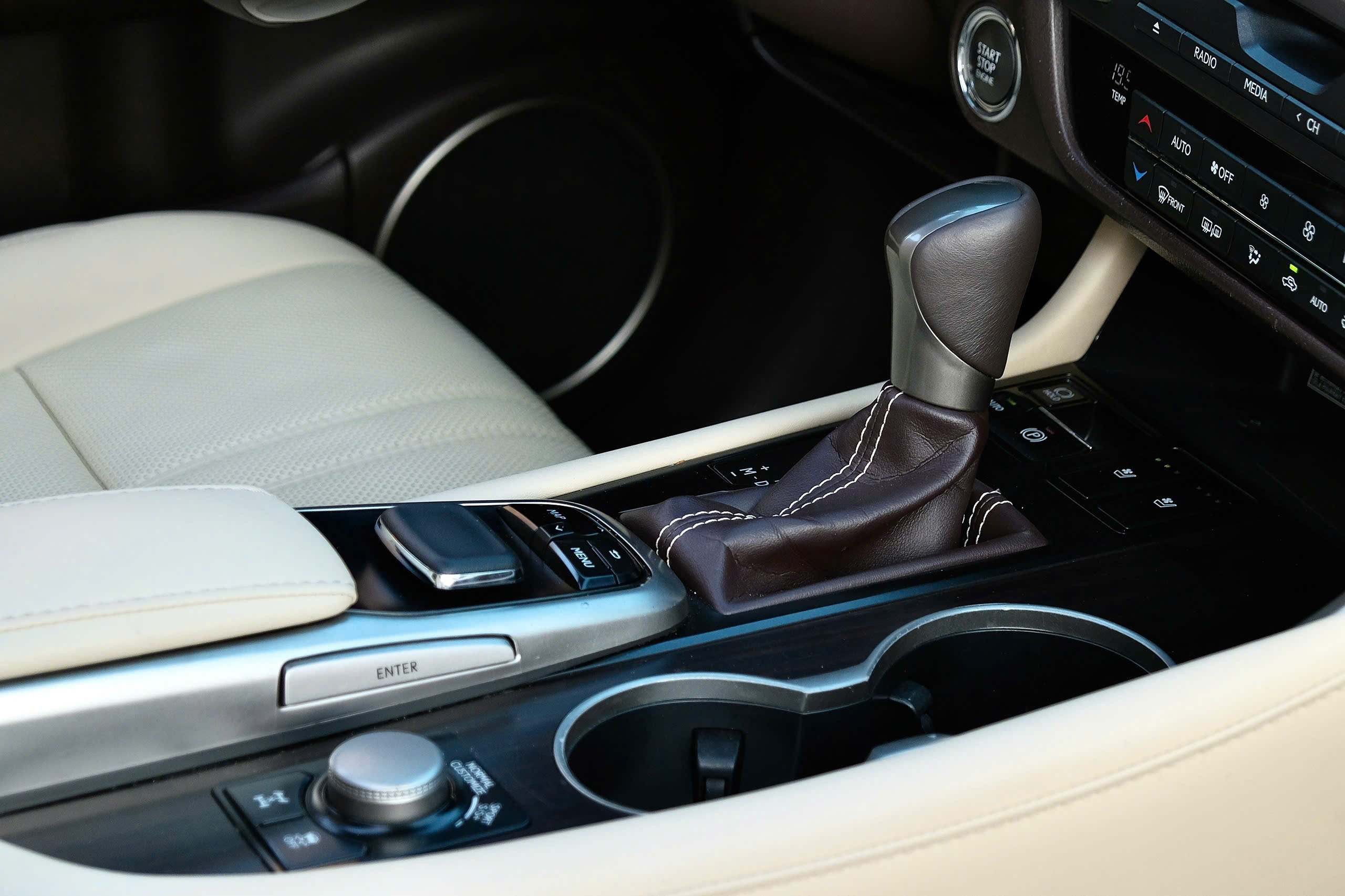 Bán Lexus RX 350L sản xuất 2019, màu vàng, xe nhập, 2.699 tỉ