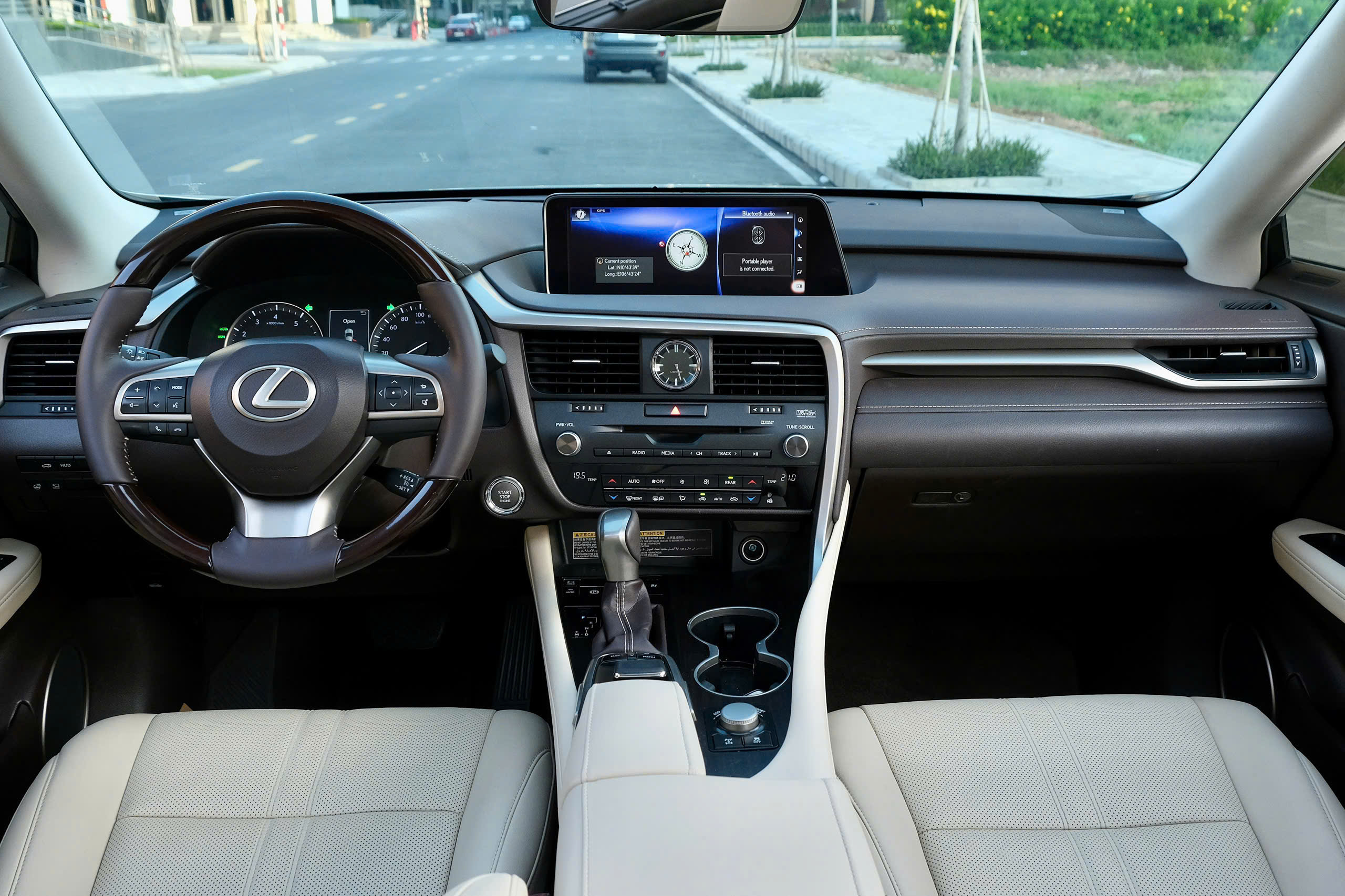 Bán Lexus RX 350L sản xuất 2019, màu vàng, xe nhập, 2.699 tỉ