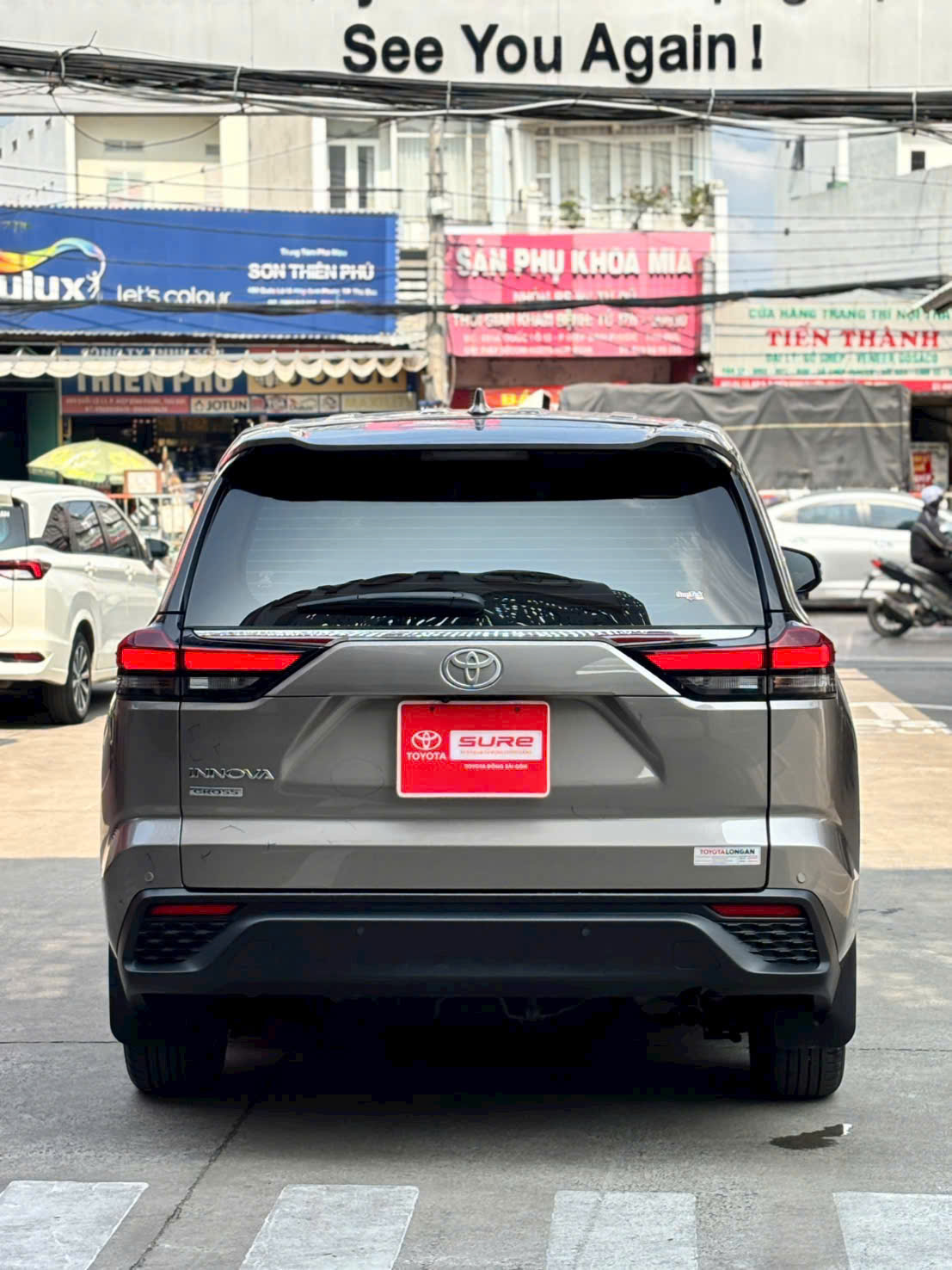 Innova Cross V 2025 ♦  Màu Nâu ► Giá bán 830tr có thương lượng