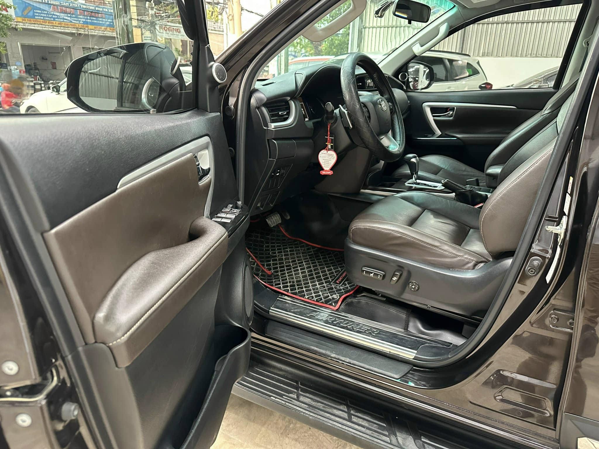 Cần bán xe Toyota Fortuner 2.4G 4x2 AT năm 2020, màu đen, nhập khẩu nguyên chiếc, giá tốt