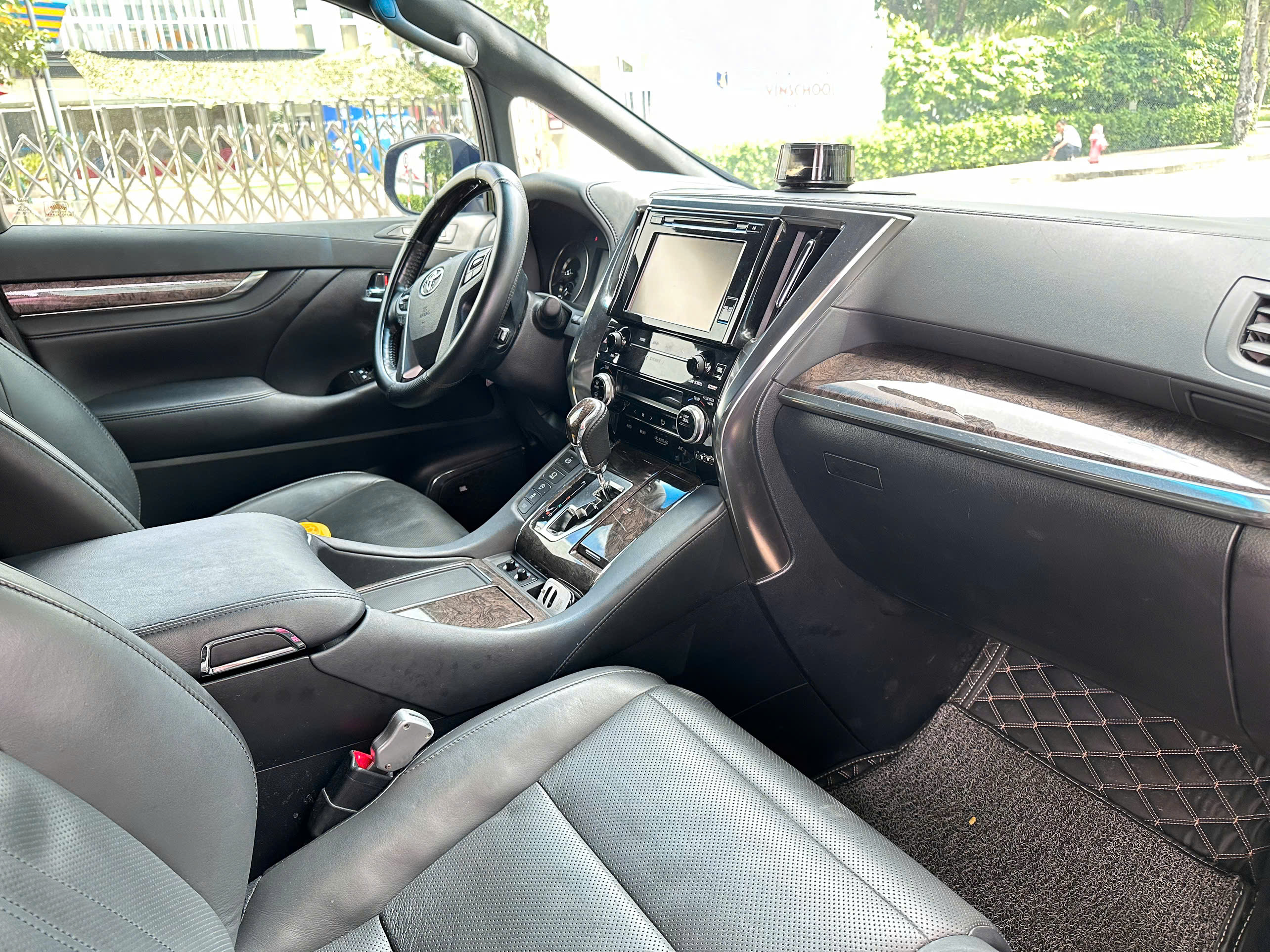 Cho thuê Toyota Alphard kèm tài xế