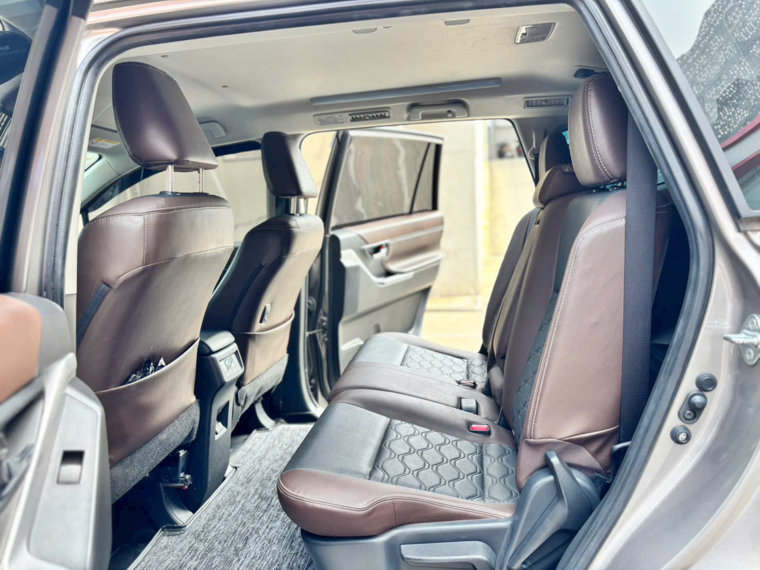 Innova Cross V 2025 ♦  Màu Nâu ► Giá bán 830tr có thương lượng