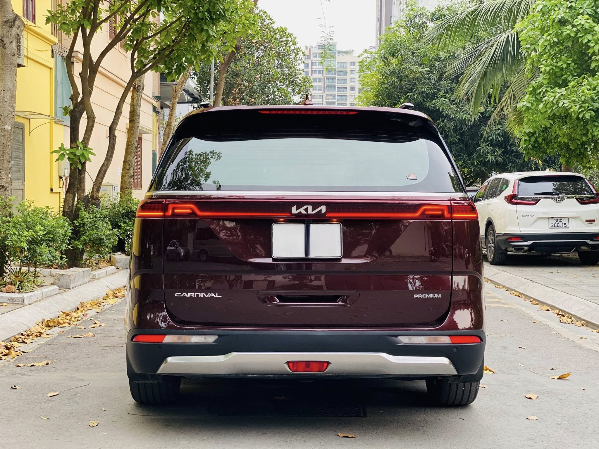 Cần bán Kia Carnival Premium 2.2D 8S năm sản xuất 2023, màu đỏ