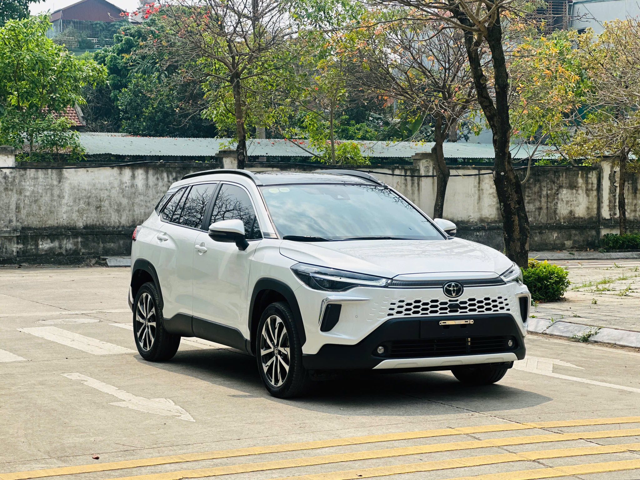 Cần bán Toyota Corolla Cross 1.8V năm 2026, màu trắng, xe nhập