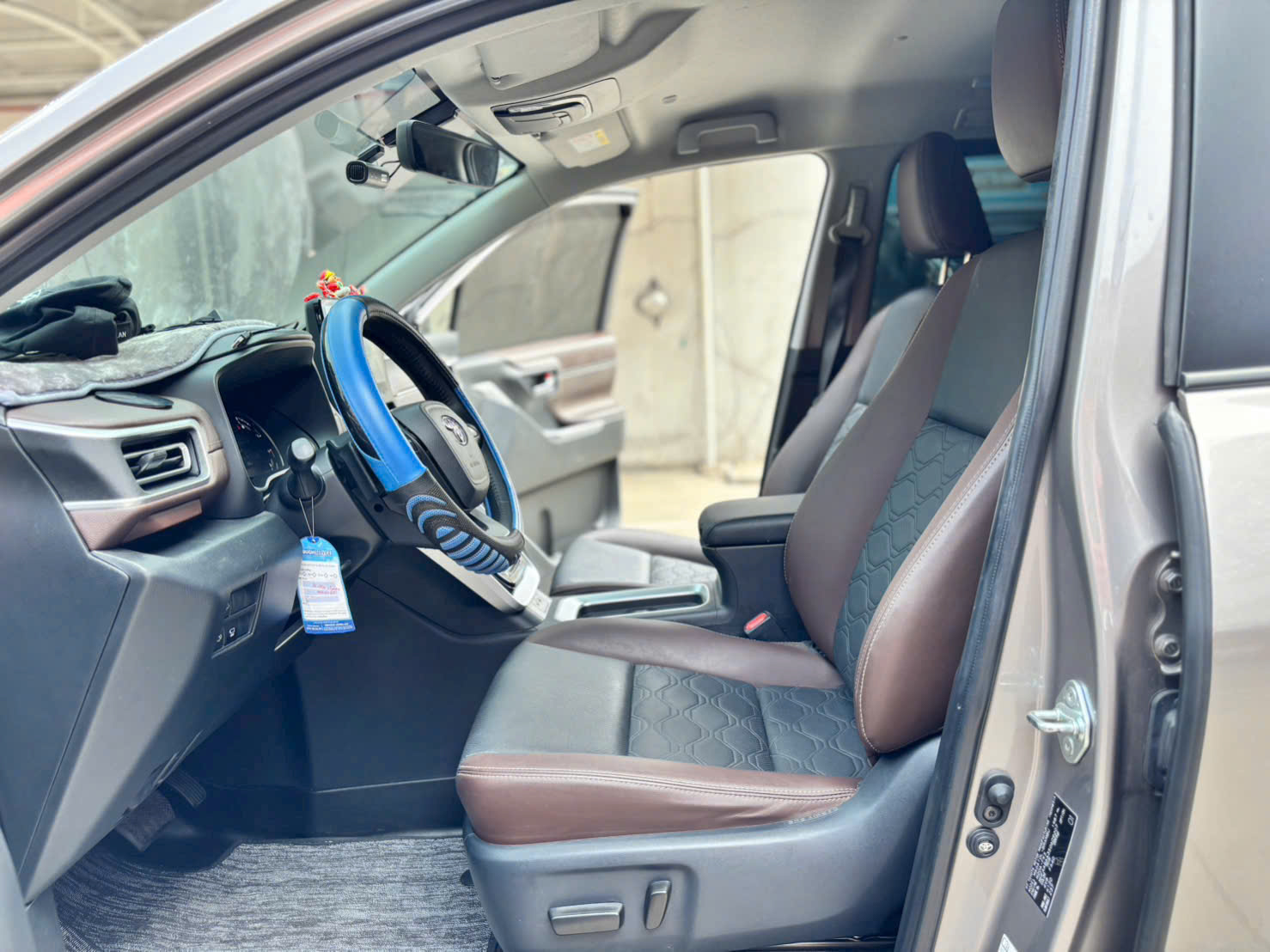 Innova Cross V 2025 ♦  Màu Nâu ► Giá bán 830tr có thương lượng