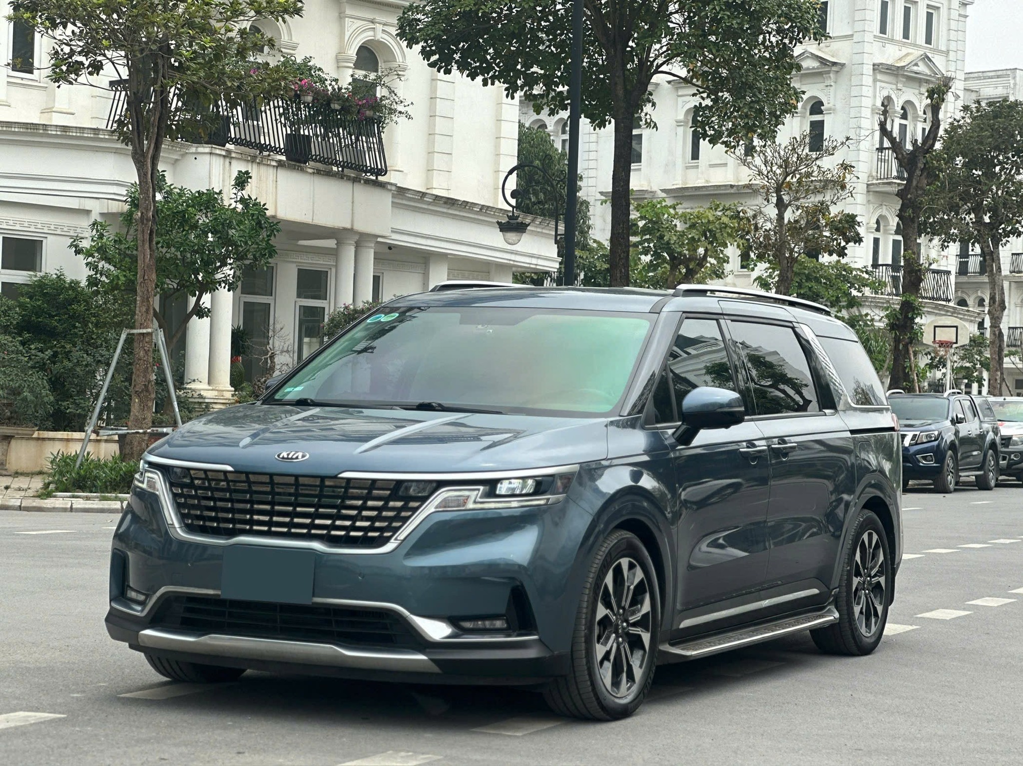 Cần bán Kia Carnival Premium 2.2D 8S sản xuất 2022, màu xanh lục