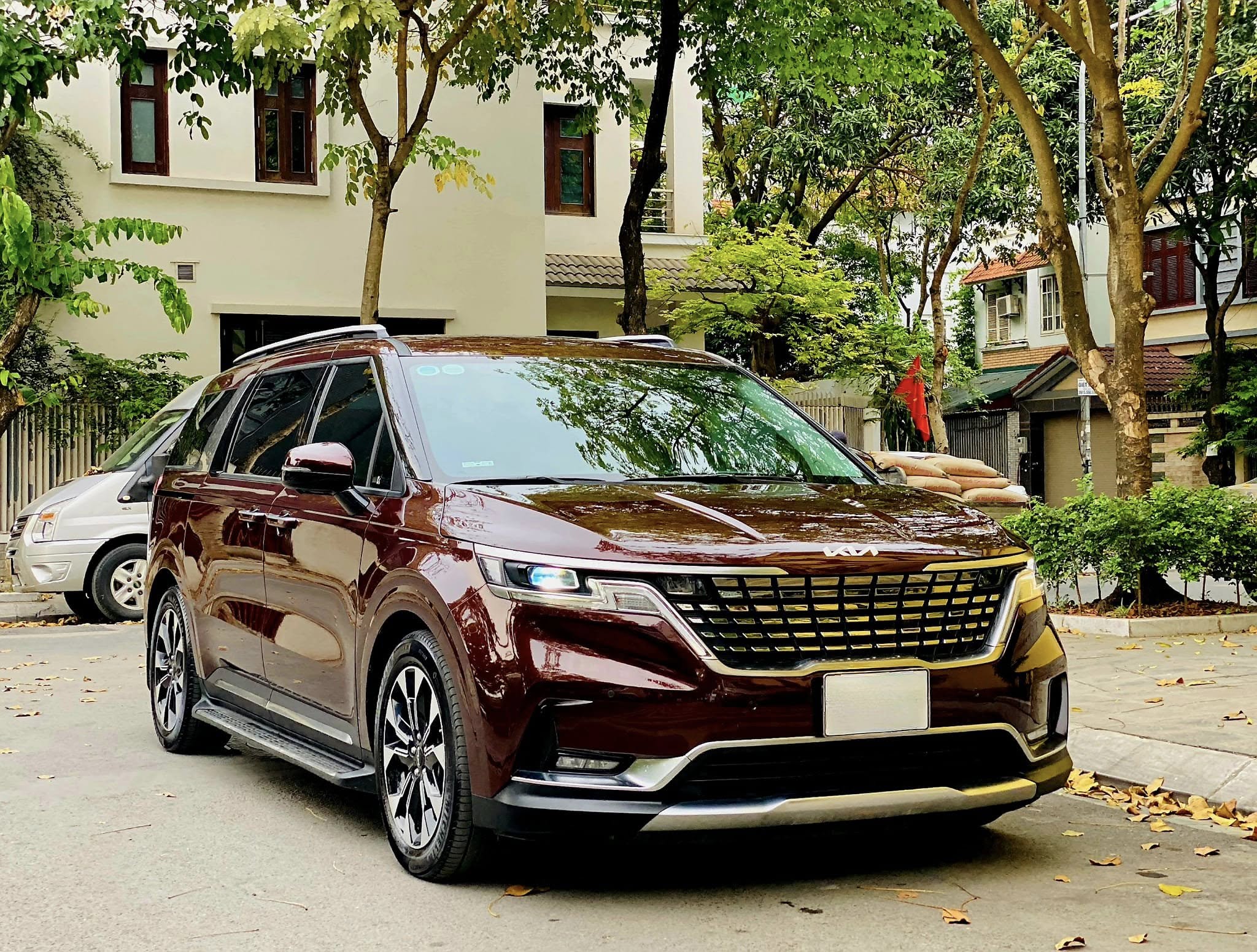 Cần bán Kia Carnival Premium 2.2D 8S năm sản xuất 2023, màu đỏ