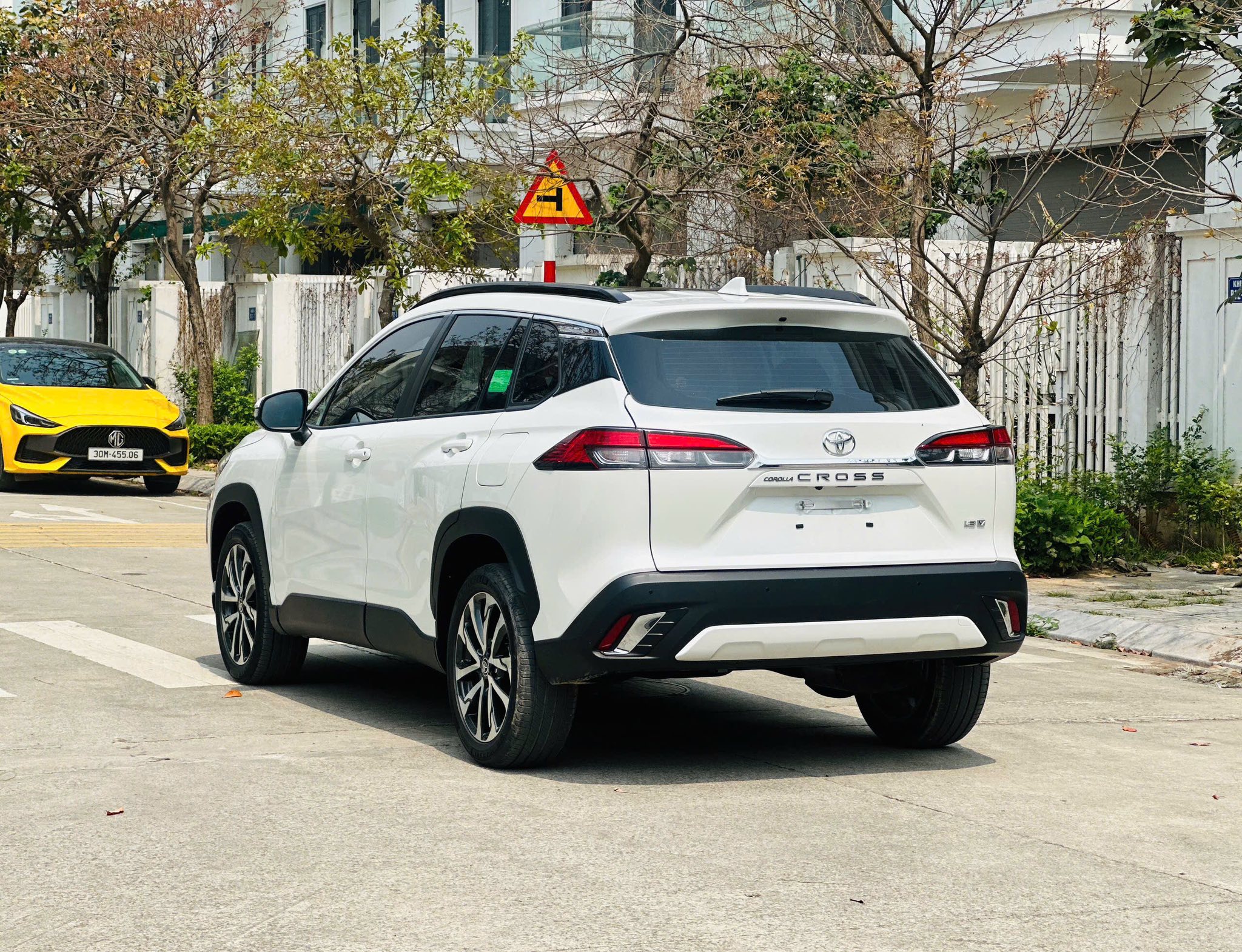 Cần bán Toyota Corolla Cross 1.8V năm 2026, màu trắng, xe nhập