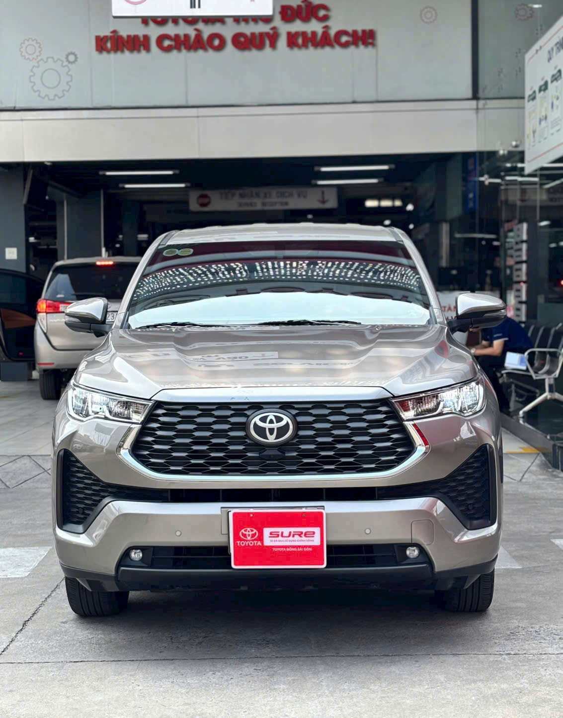 Innova Cross V 2025 ♦  Màu Nâu ► Giá bán 830tr có thương lượng