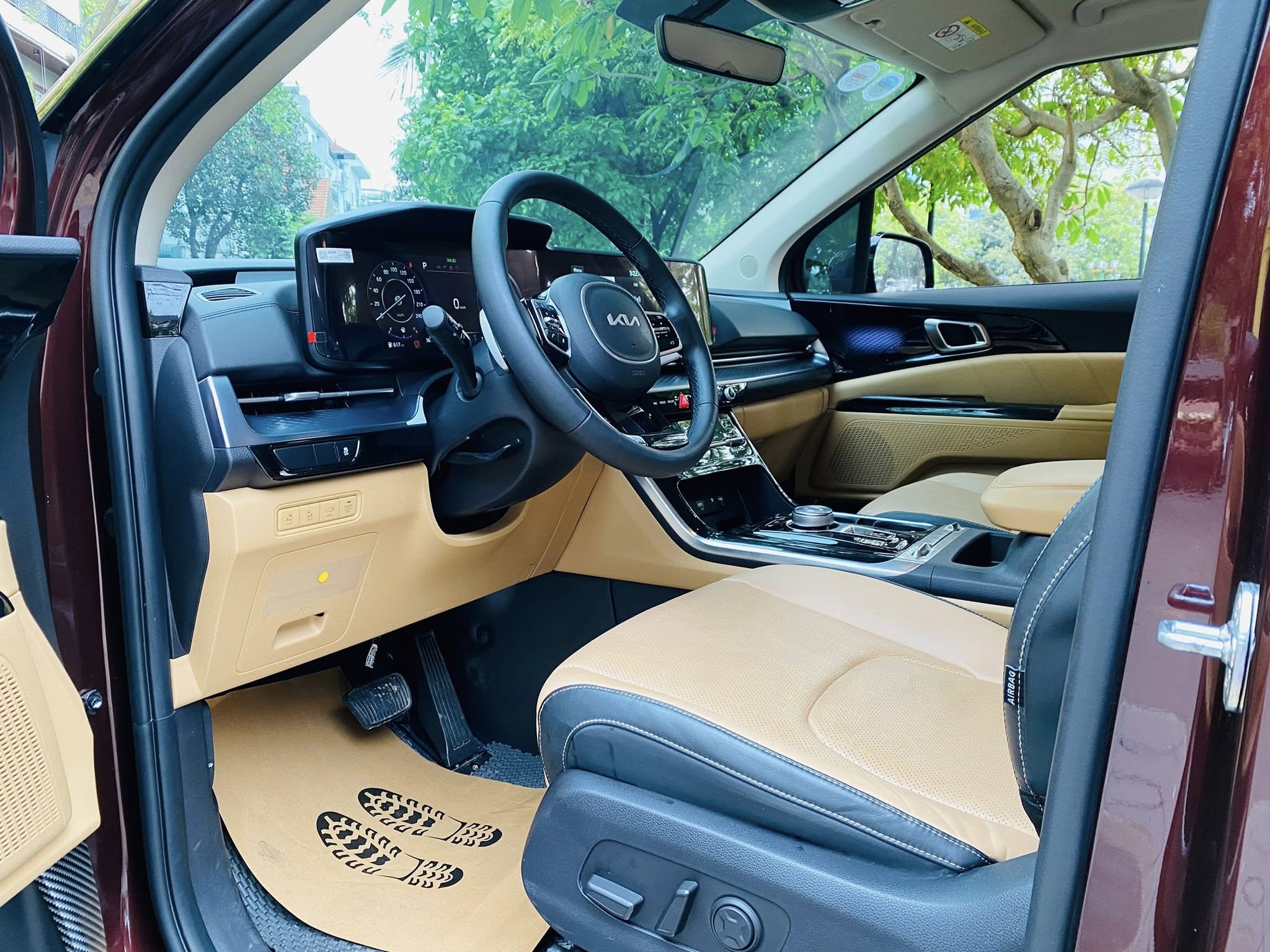 Cần bán Kia Carnival Premium 2.2D 8S năm sản xuất 2023, màu đỏ