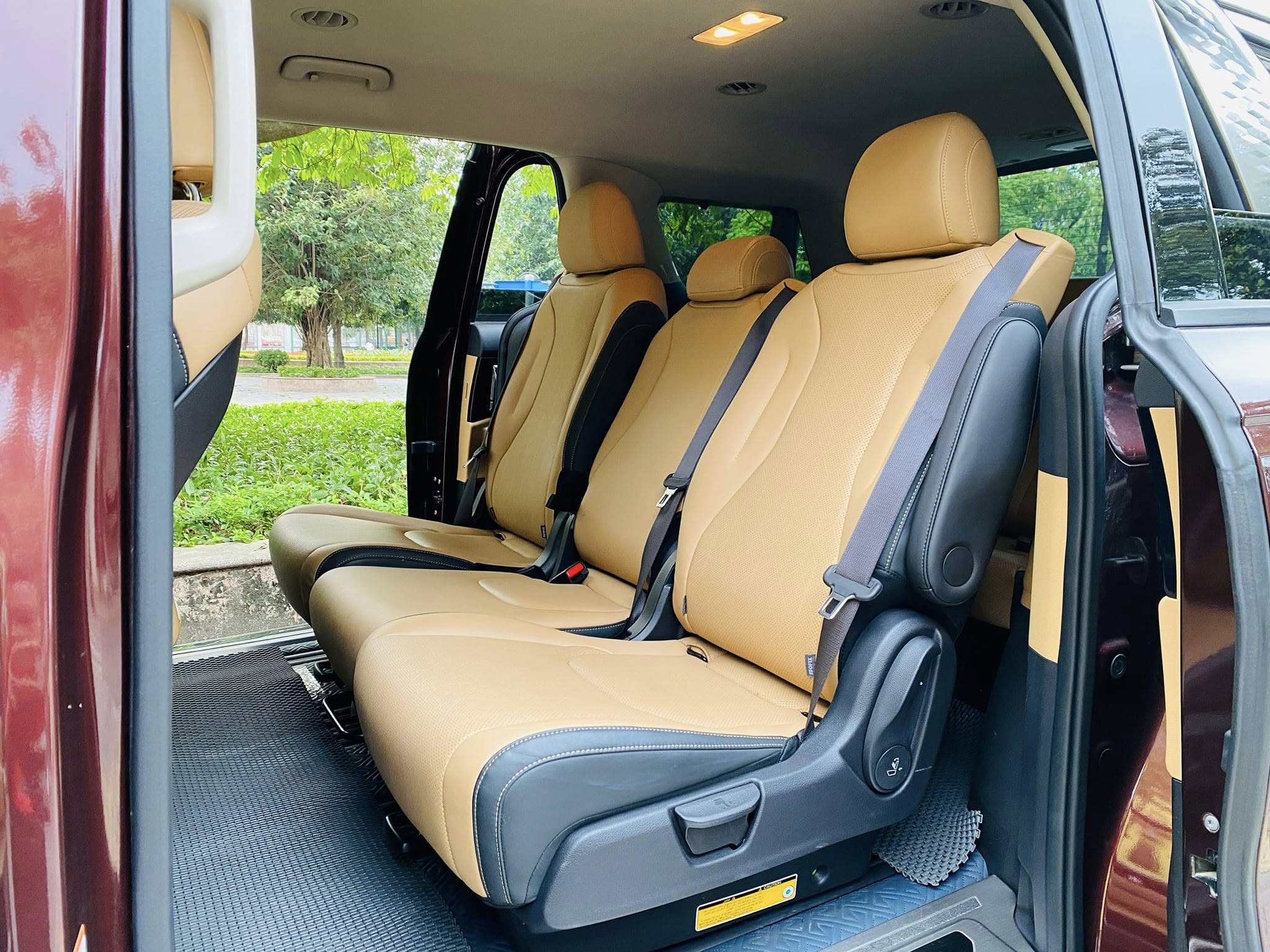 Cần bán Kia Carnival Premium 2.2D 8S năm sản xuất 2023, màu đỏ