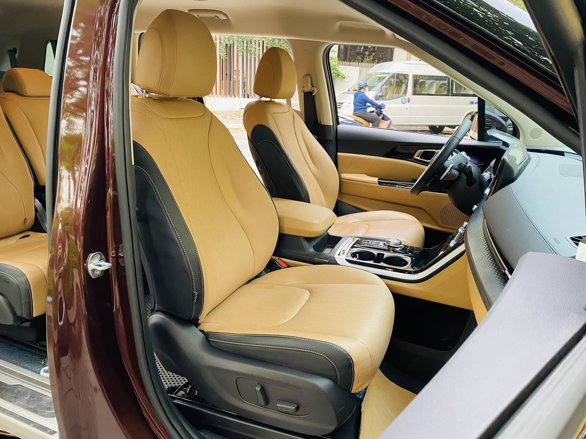 Cần bán Kia Carnival Premium 2.2D 8S năm sản xuất 2023, màu đỏ