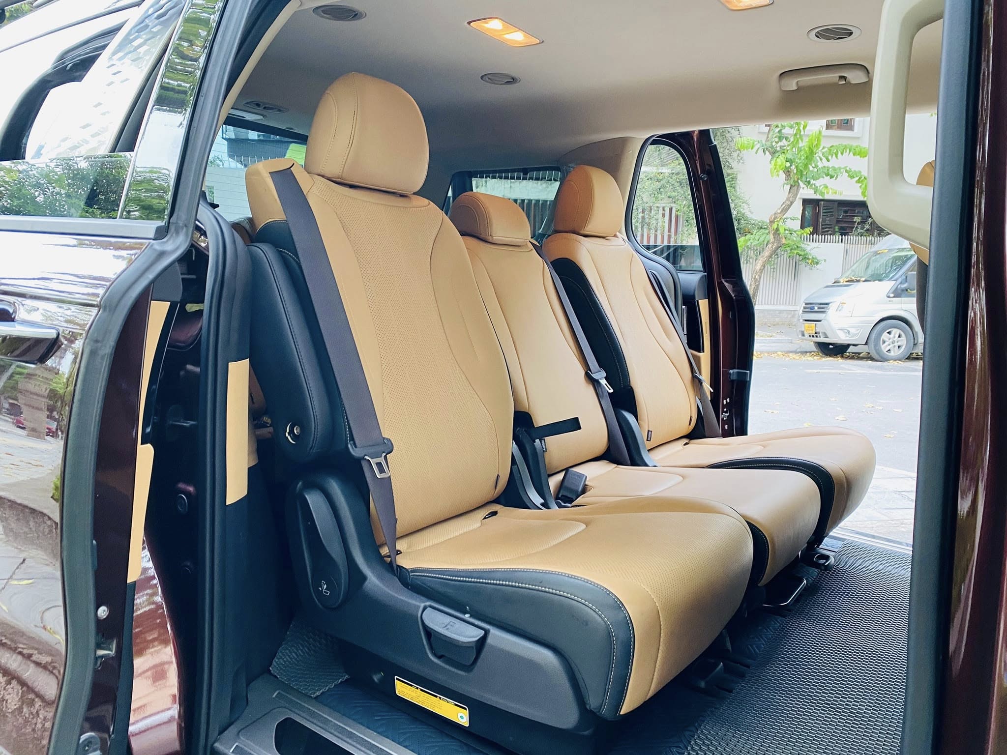 Cần bán Kia Carnival Premium 2.2D 8S năm sản xuất 2023, màu đỏ